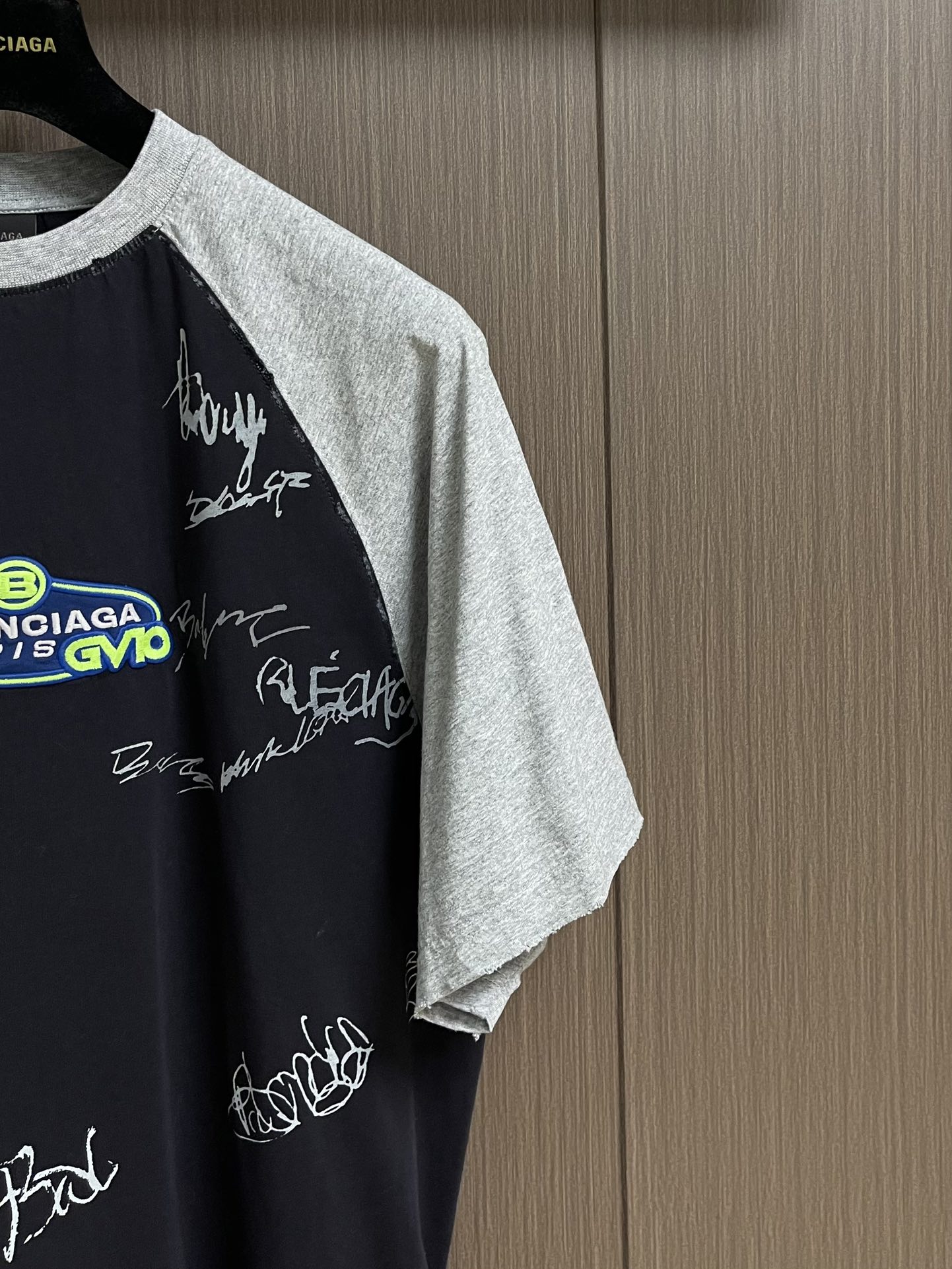 
BALENCIAGA 巴黎世家标识拼接插肩短袖T恤，面料选用32S双纱拉架270g纯棉材质，以平纹组织