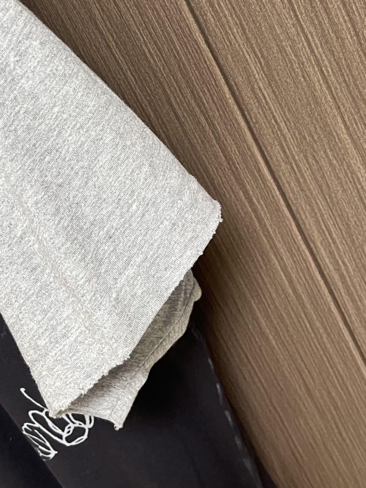 
BALENCIAGA 巴黎世家标识拼接插肩短袖T恤，面料选用32S双纱拉架270g纯棉材质，以平纹组织