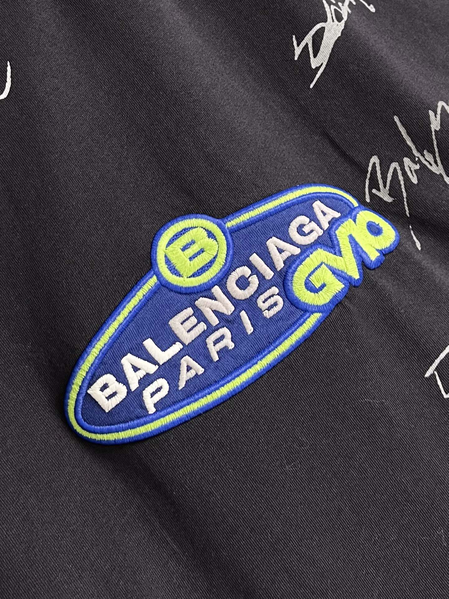 
BALENCIAGA 巴黎世家标识拼接插肩短袖T恤，面料选用32S双纱拉架270g纯棉材质，以平纹组织