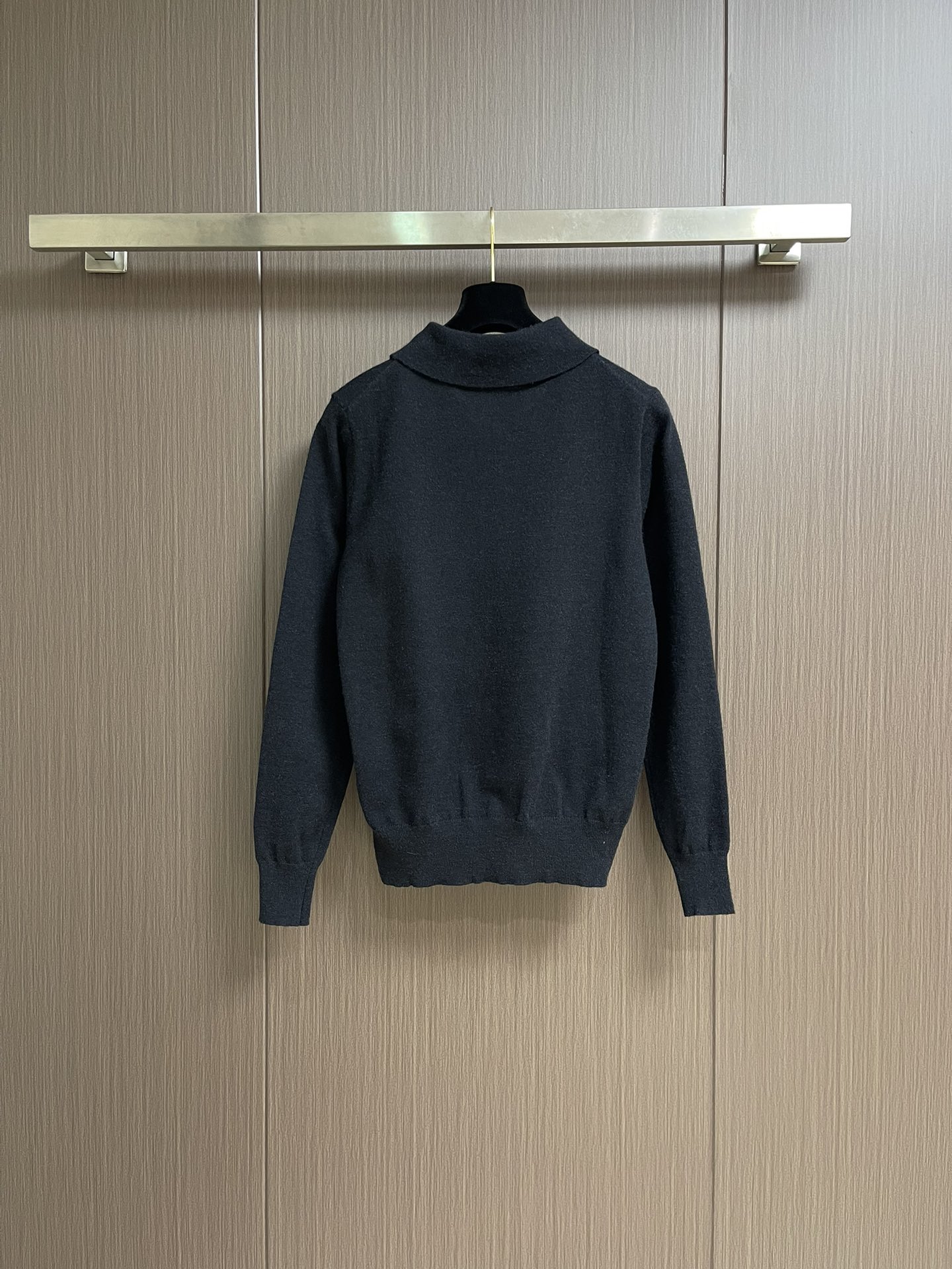 
Burberry 2025ss新款针织POLO外套，选用轻盈羊绒混纺平织面料打造，点缀同色系马术骑士徽