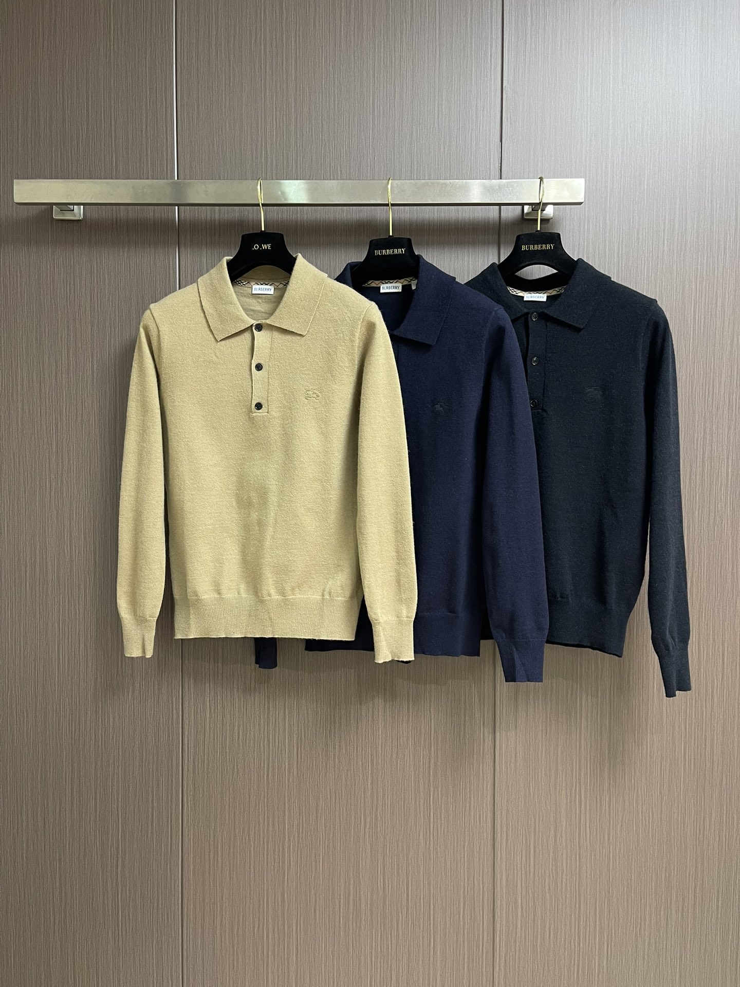 
Burberry 2025ss新款针织POLO外套，选用轻盈羊绒混纺平织面料打造，点缀同色系马术骑士徽