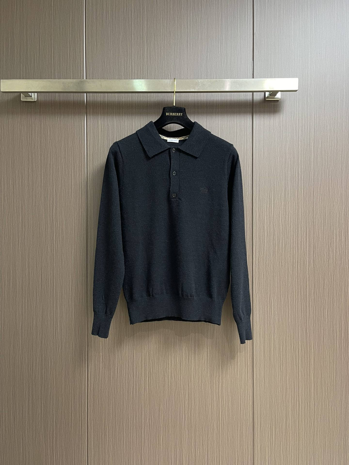 
Burberry 2025ss新款针织POLO外套，选用轻盈羊绒混纺平织面料打造，点缀同色系马术骑士徽