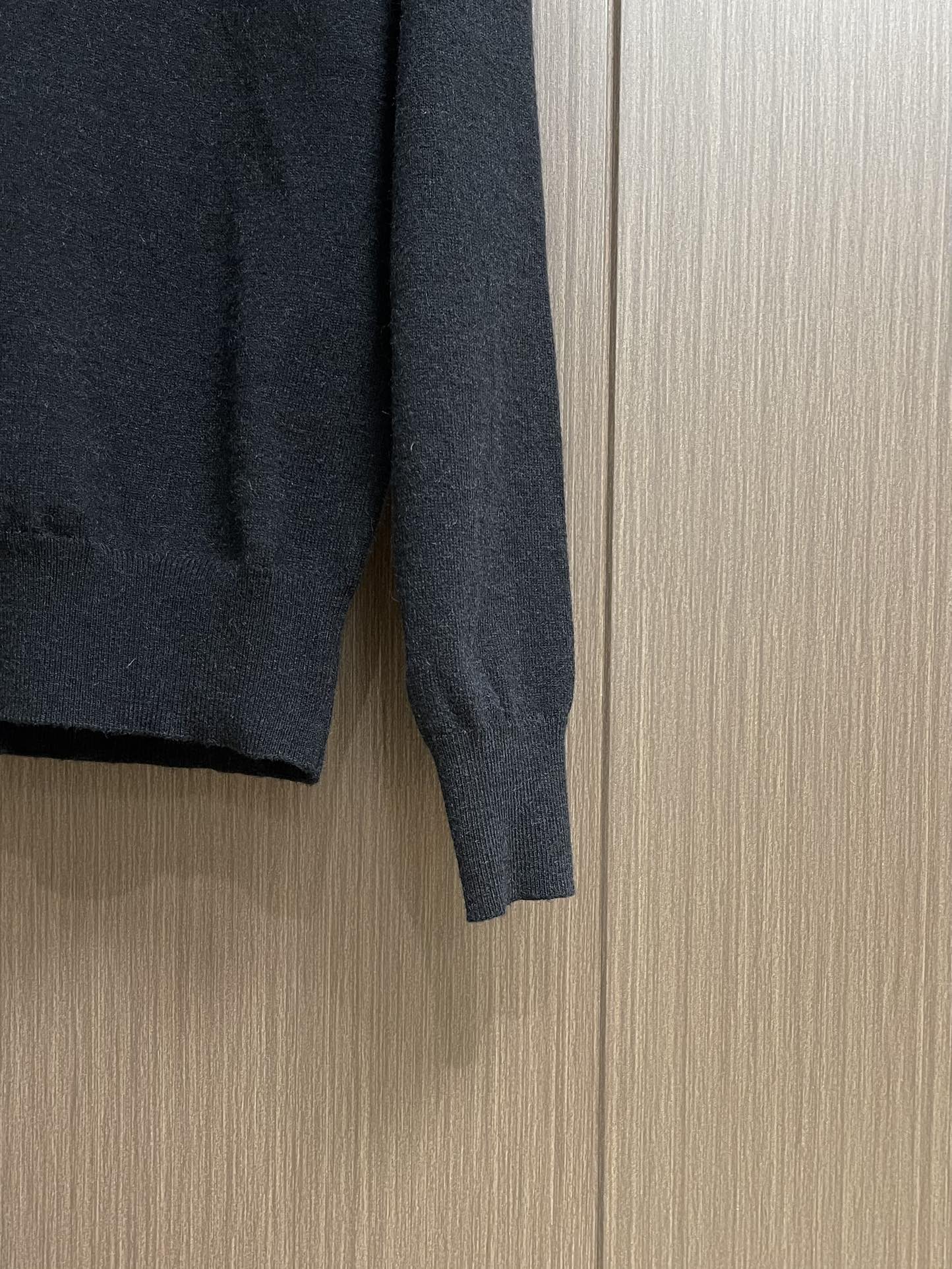 
Burberry 2025ss新款针织POLO外套，选用轻盈羊绒混纺平织面料打造，点缀同色系马术骑士徽