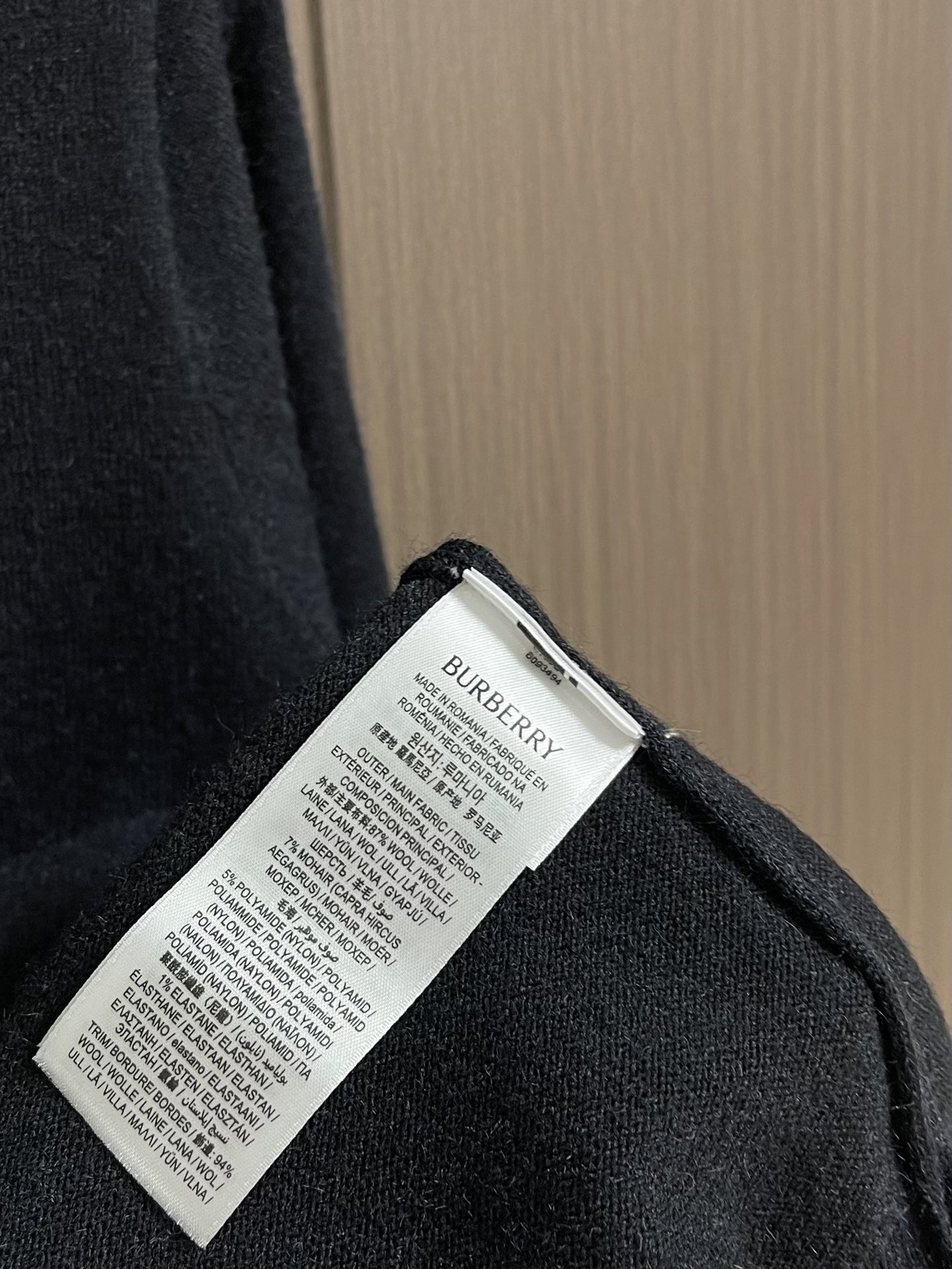 
Burberry 2025ss新款针织POLO外套，选用轻盈羊绒混纺平织面料打造，点缀同色系马术骑士徽