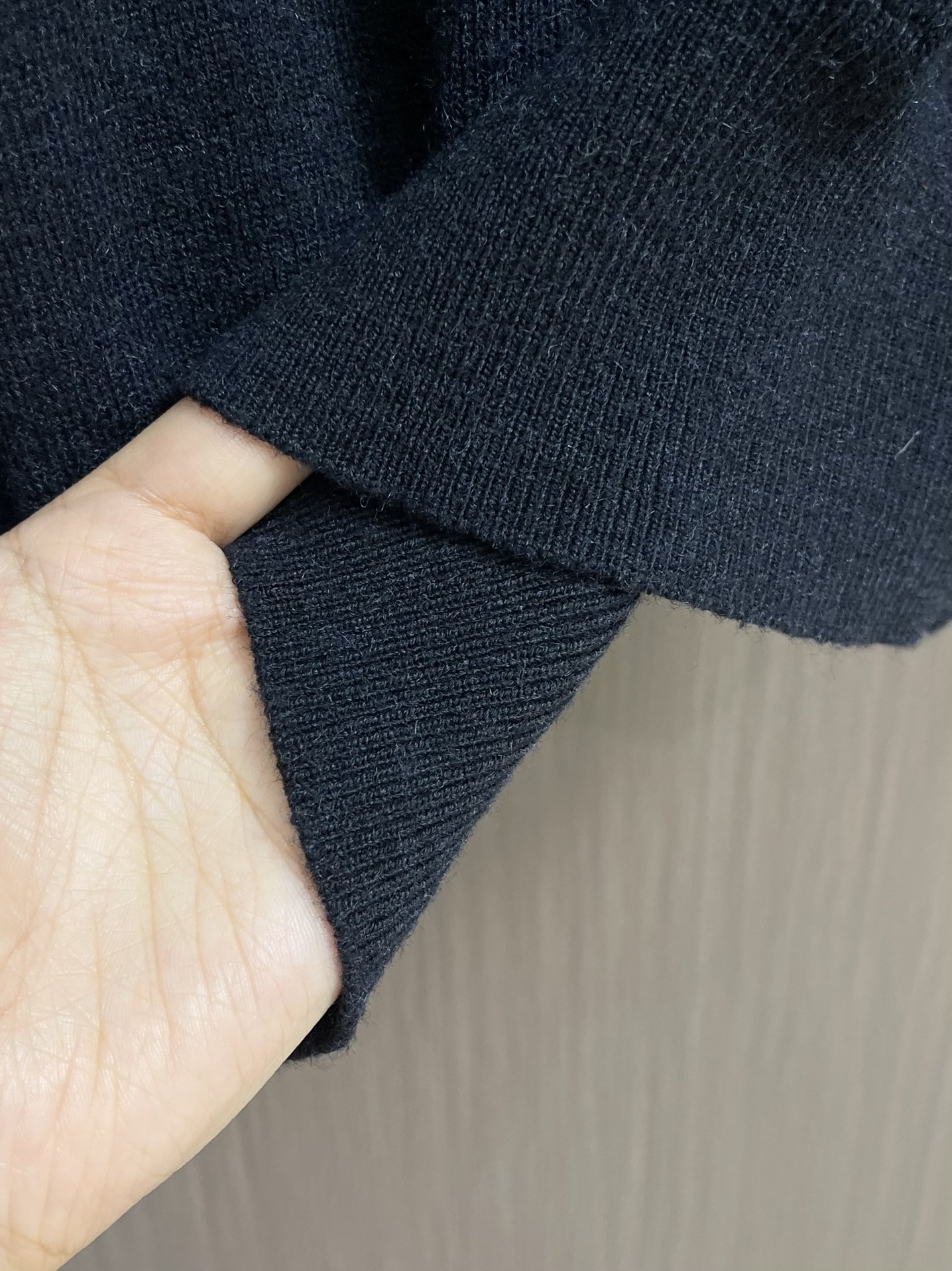 
Burberry 2025ss新款针织POLO外套，选用轻盈羊绒混纺平织面料打造，点缀同色系马术骑士徽