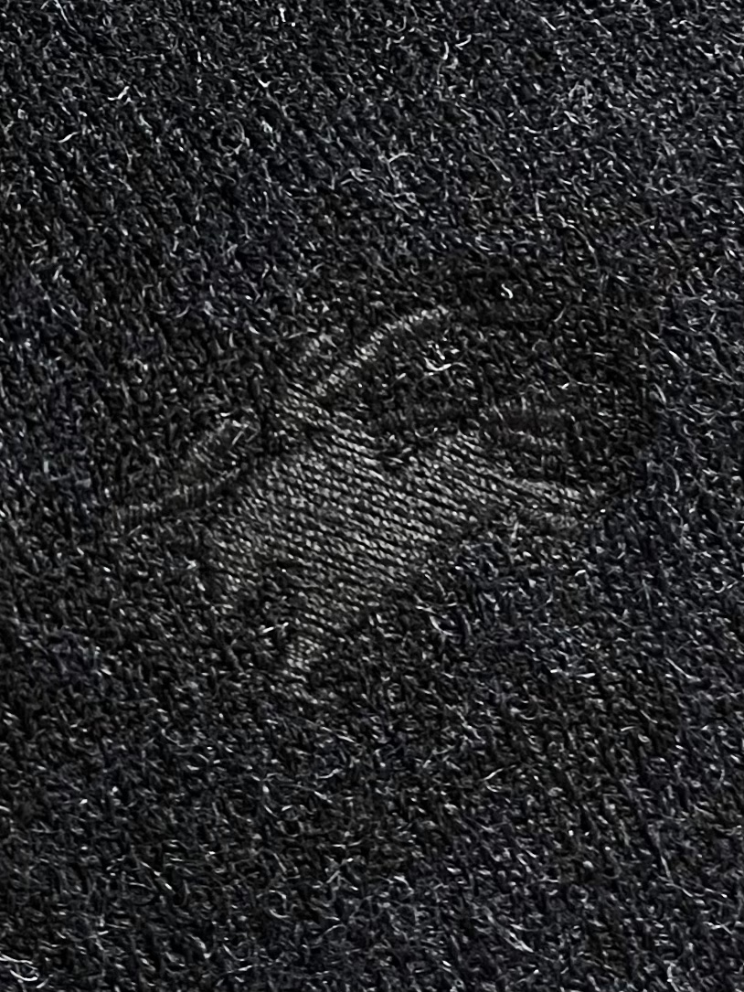 
Burberry 2025ss新款针织POLO外套，选用轻盈羊绒混纺平织面料打造，点缀同色系马术骑士徽