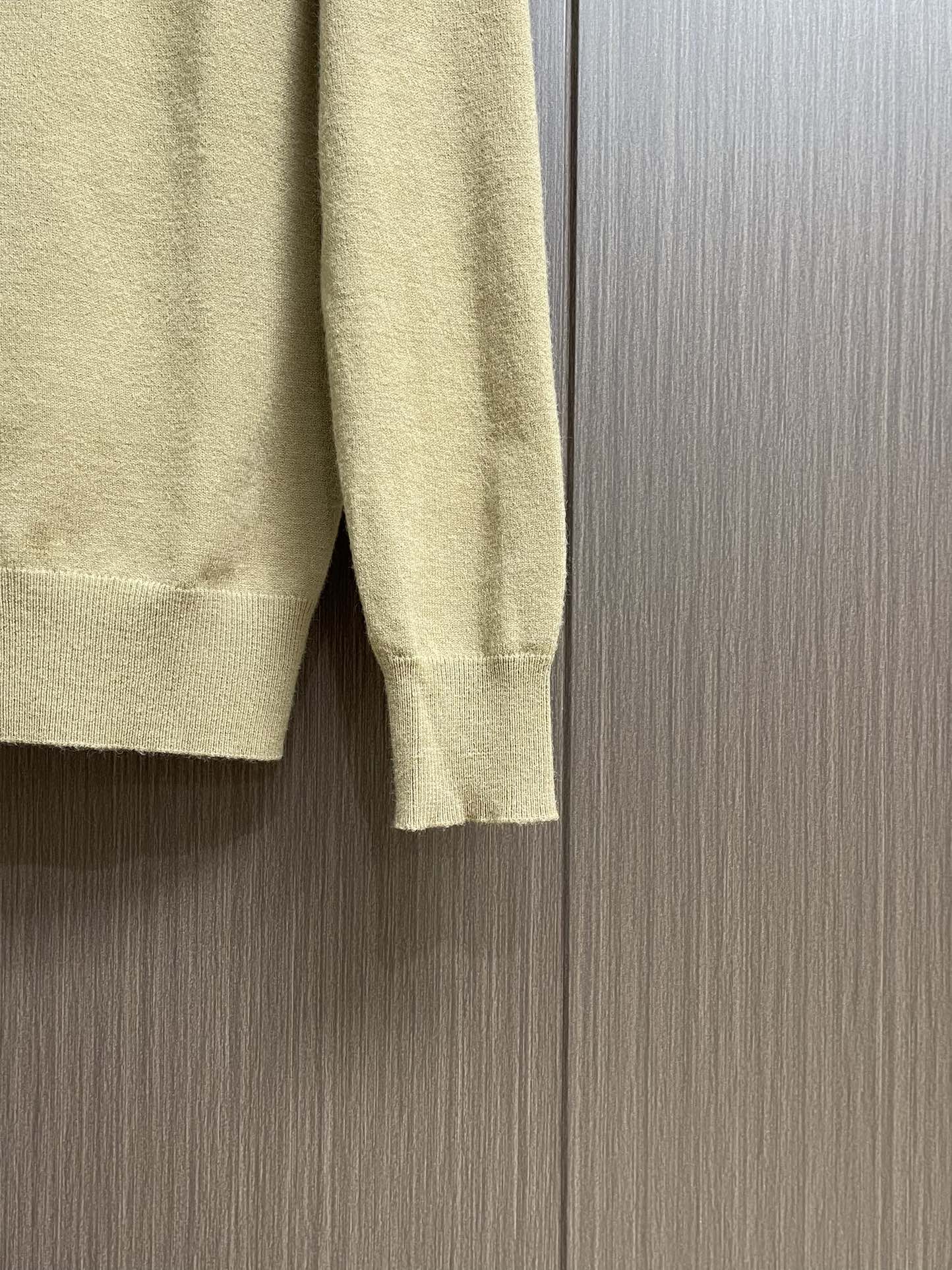 
Burberry 2025ss新款针织POLO外套，选用轻盈羊绒混纺平织面料打造，点缀同色系马术骑士徽