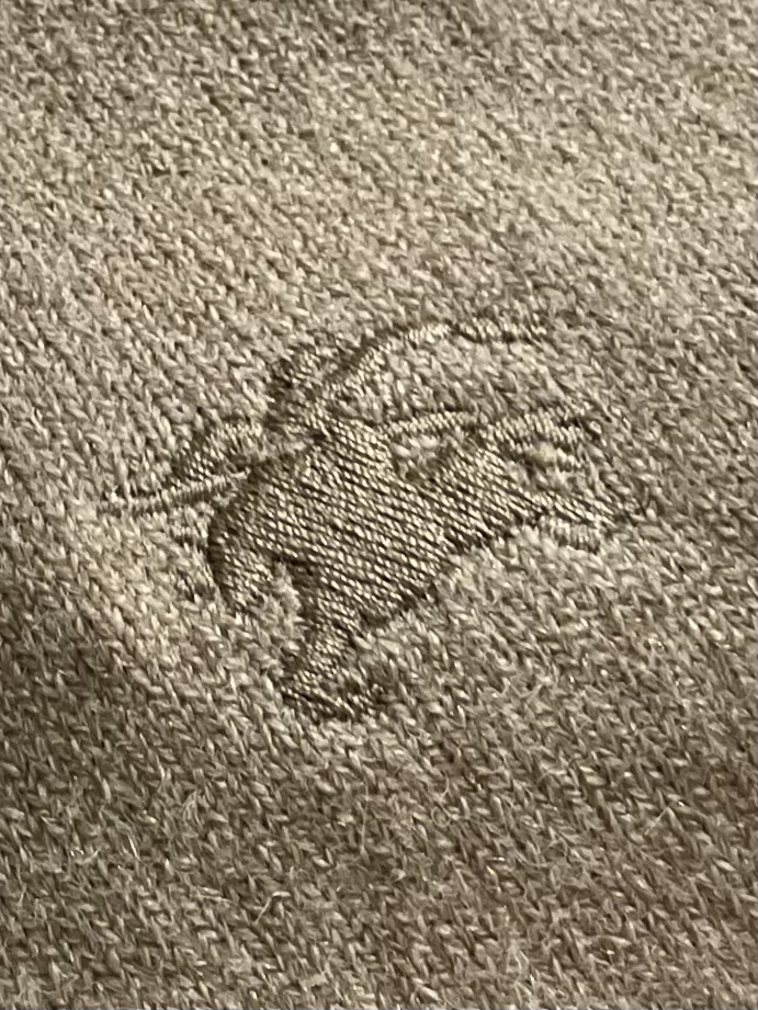 
Burberry 2025ss新款针织POLO外套，选用轻盈羊绒混纺平织面料打造，点缀同色系马术骑士徽