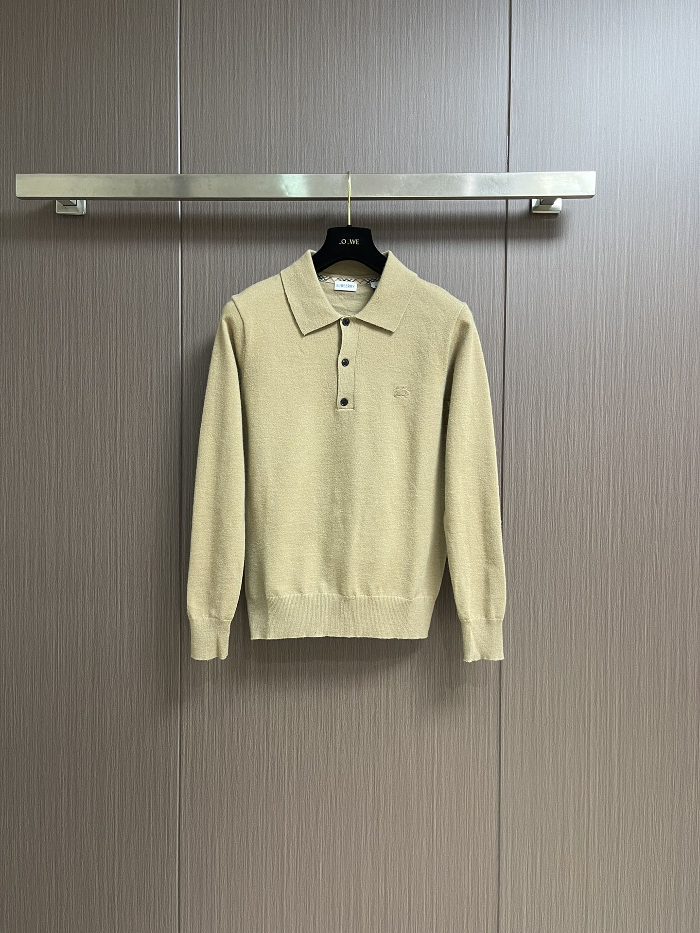 
Burberry 2025ss新款针织POLO外套，选用轻盈羊绒混纺平织面料打造，点缀同色系马术骑士徽