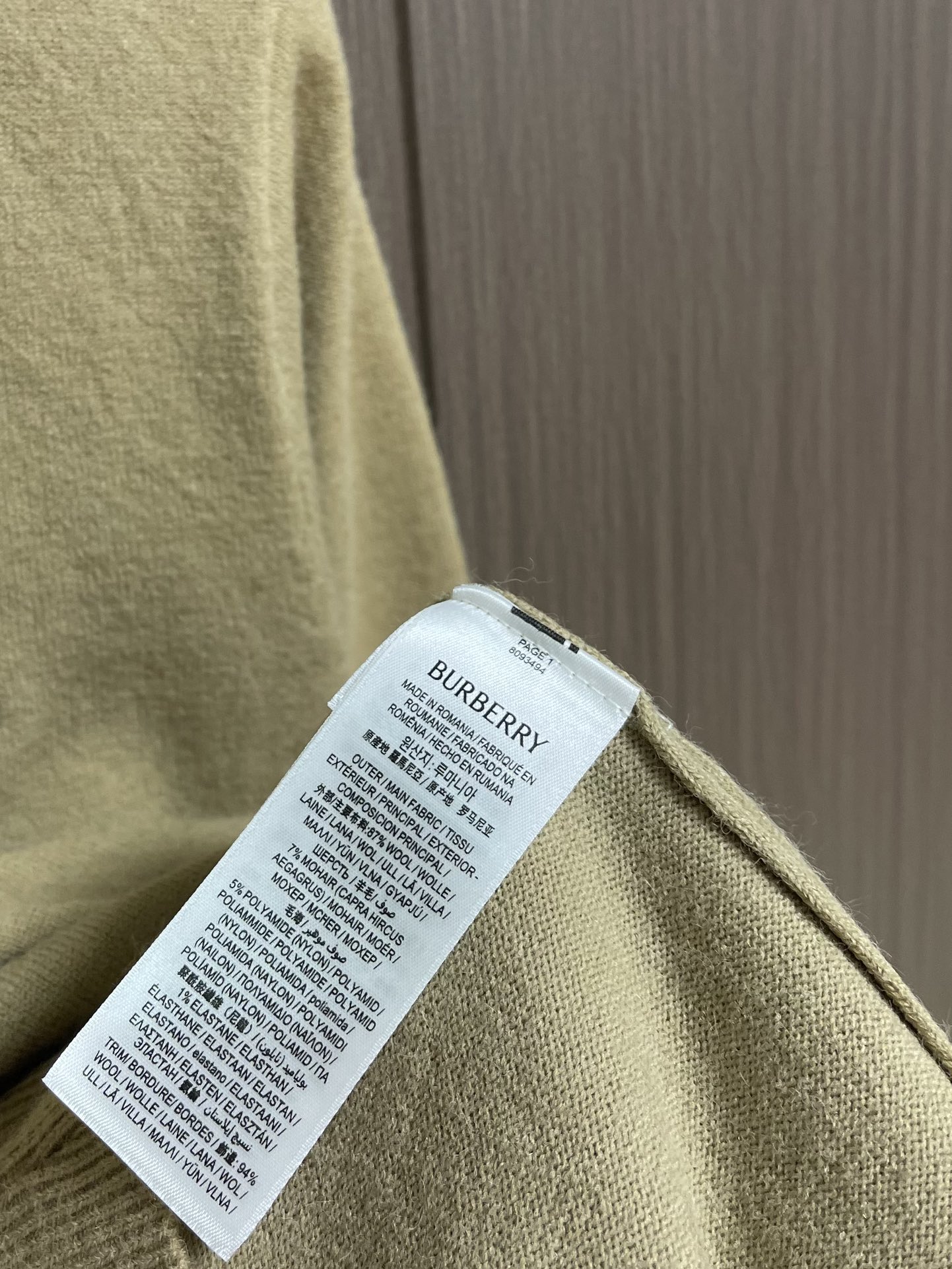 
Burberry 2025ss新款针织POLO外套，选用轻盈羊绒混纺平织面料打造，点缀同色系马术骑士徽