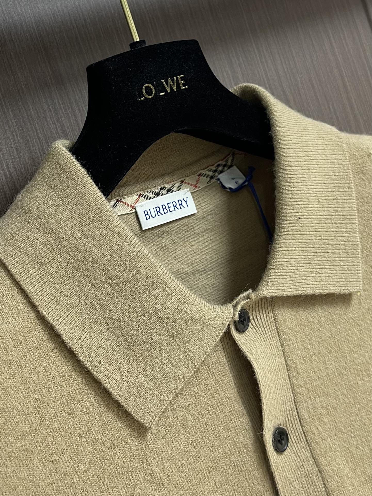 
Burberry 2025ss新款针织POLO外套，选用轻盈羊绒混纺平织面料打造，点缀同色系马术骑士徽