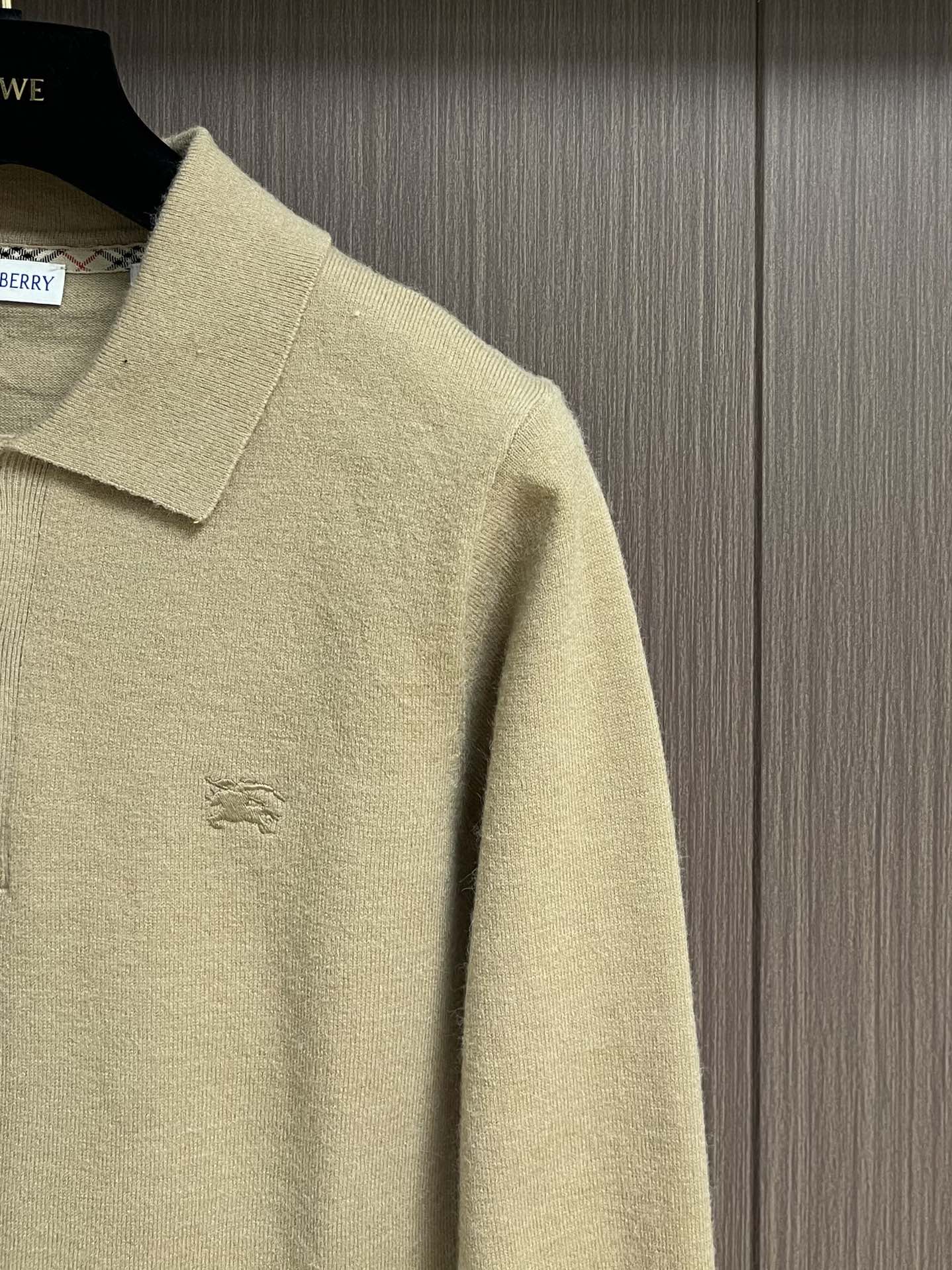 
Burberry 2025ss新款针织POLO外套，选用轻盈羊绒混纺平织面料打造，点缀同色系马术骑士徽
