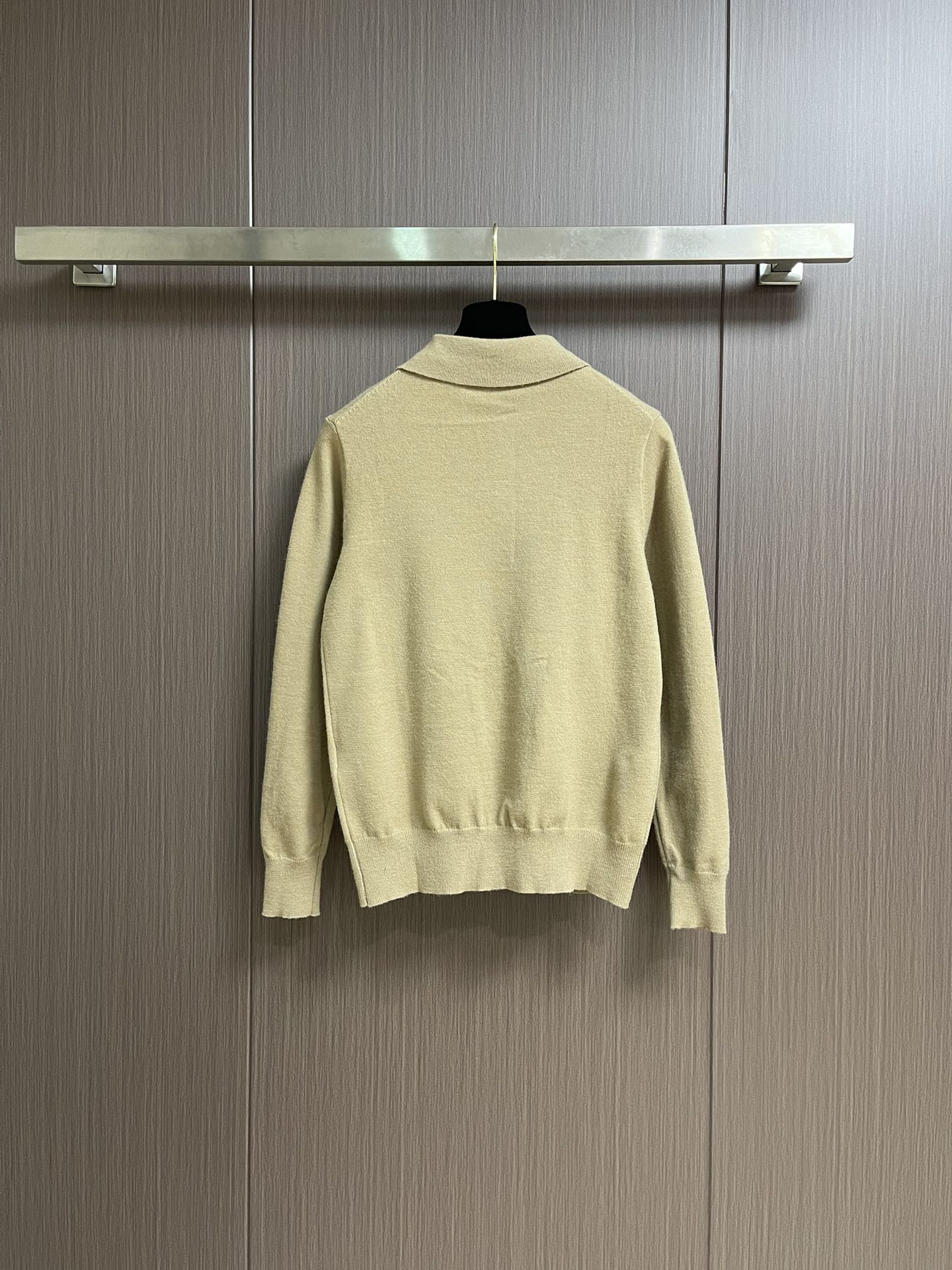 
Burberry 2025ss新款针织POLO外套，选用轻盈羊绒混纺平织面料打造，点缀同色系马术骑士徽