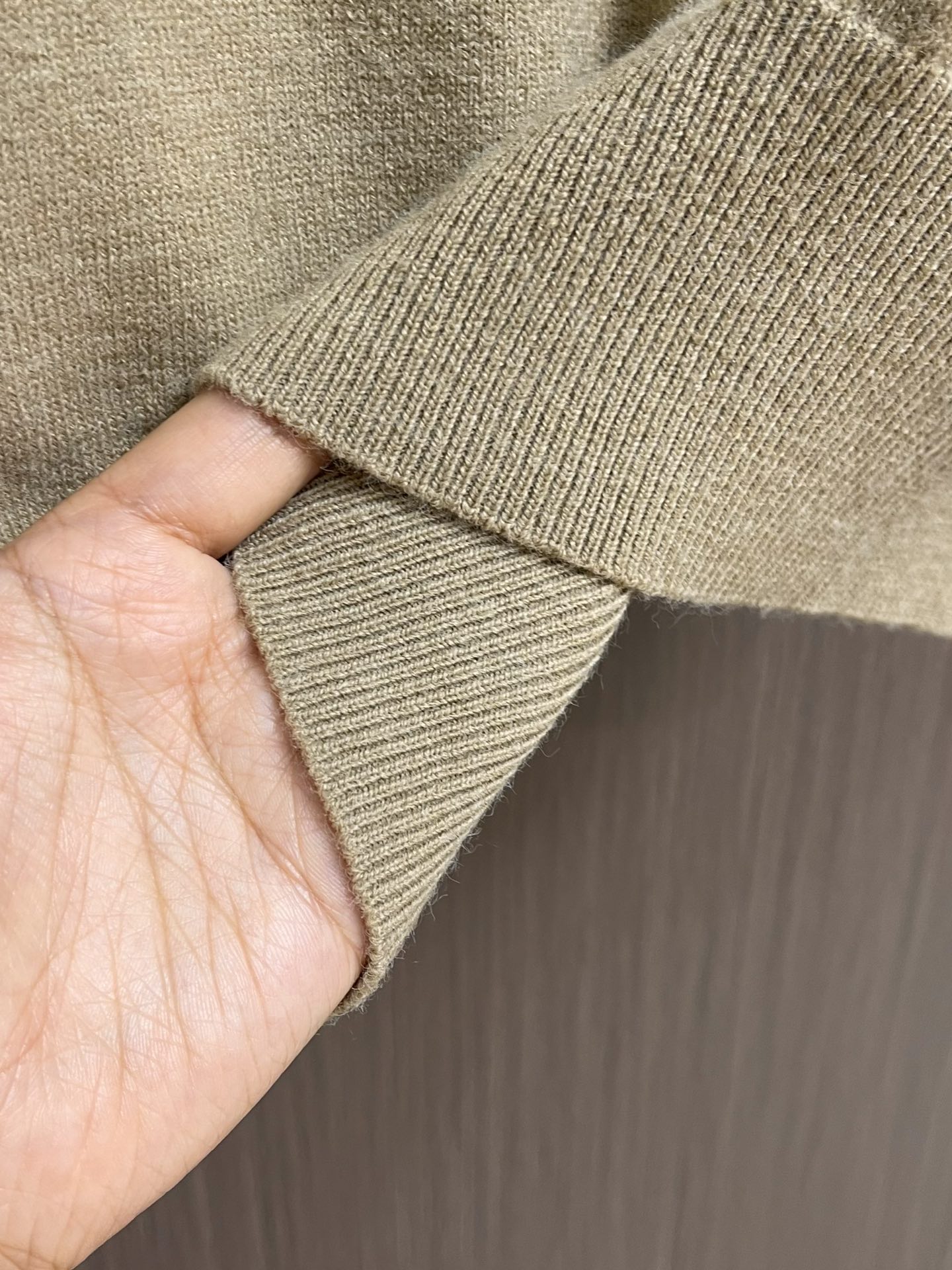 
Burberry 2025ss新款针织POLO外套，选用轻盈羊绒混纺平织面料打造，点缀同色系马术骑士徽