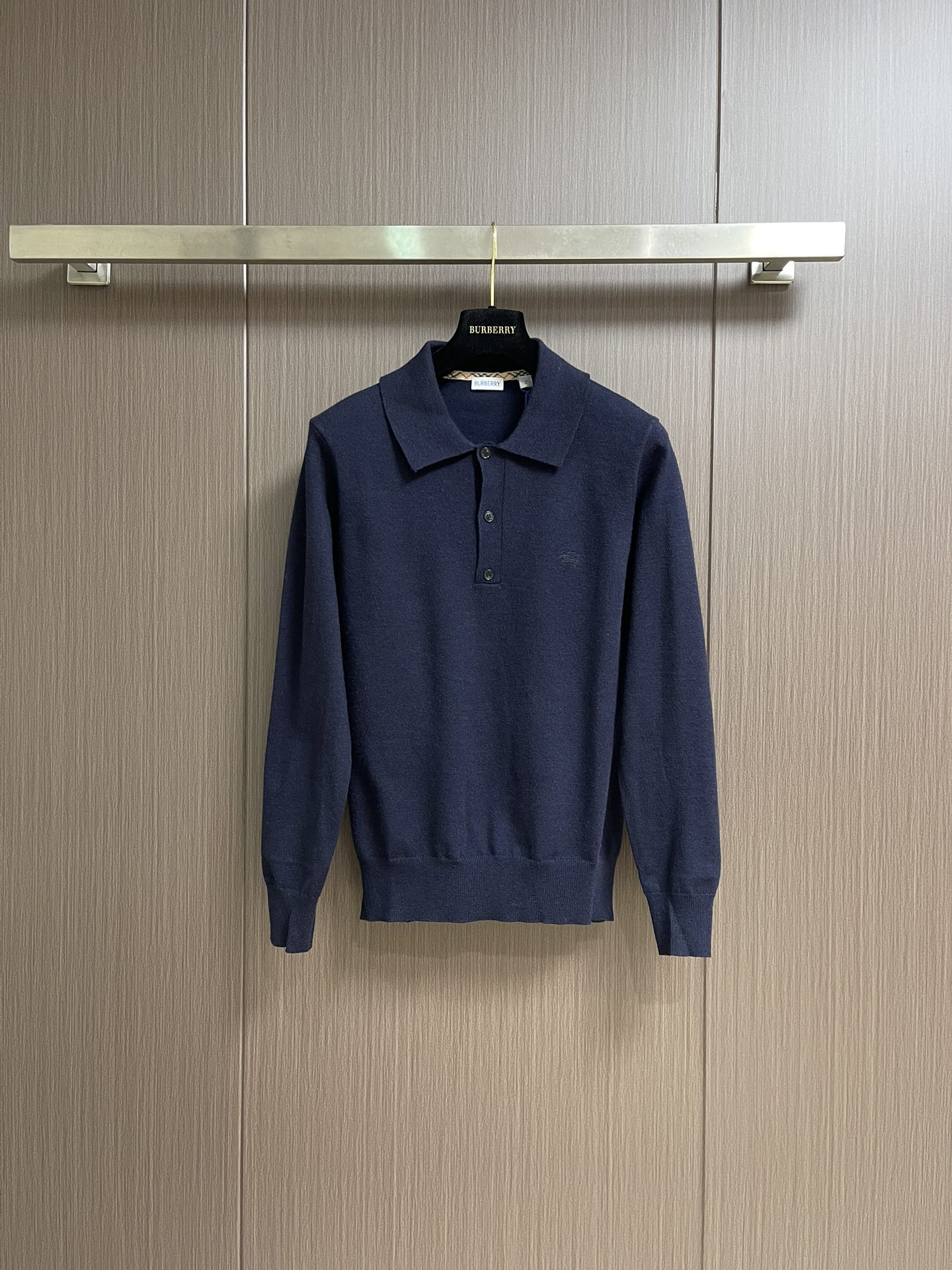 NO:516734,Burberry 2025ss new knitted POLO jacket, made of light cashmere blended flat fabric, embroidered with equestrian knight logo embroidery. Round neck style, presenting a slim fit, and the inner side of the neckline is low-key and Burberry plaid trim is integrated. Size S-XXL, burberry, jackets & coats, alexander wang19860909Burberry 2025ss新款针织POLO外套,选用轻盈羊绒混纺平织面料打造,点缀同色系马术骑士徽标刺绣.圆领款式,呈现修身版型,领口内侧低调融入Burberry格纹饰边.尺码S-XXL,,burberry,jackets & coats,alexander wang,Men's clothing