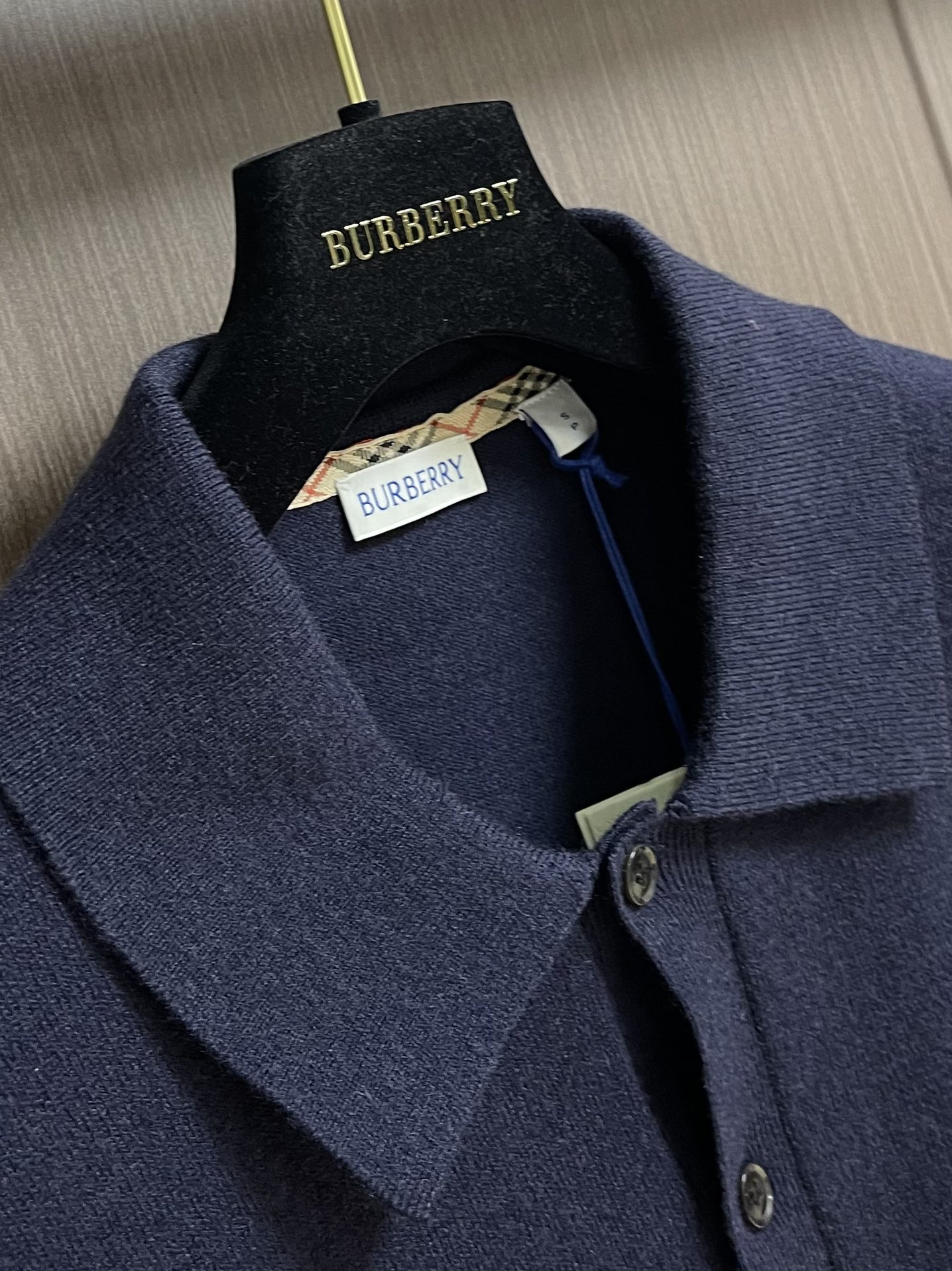 
Burberry 2025ss新款针织POLO外套，选用轻盈羊绒混纺平织面料打造，点缀同色系马术骑士徽