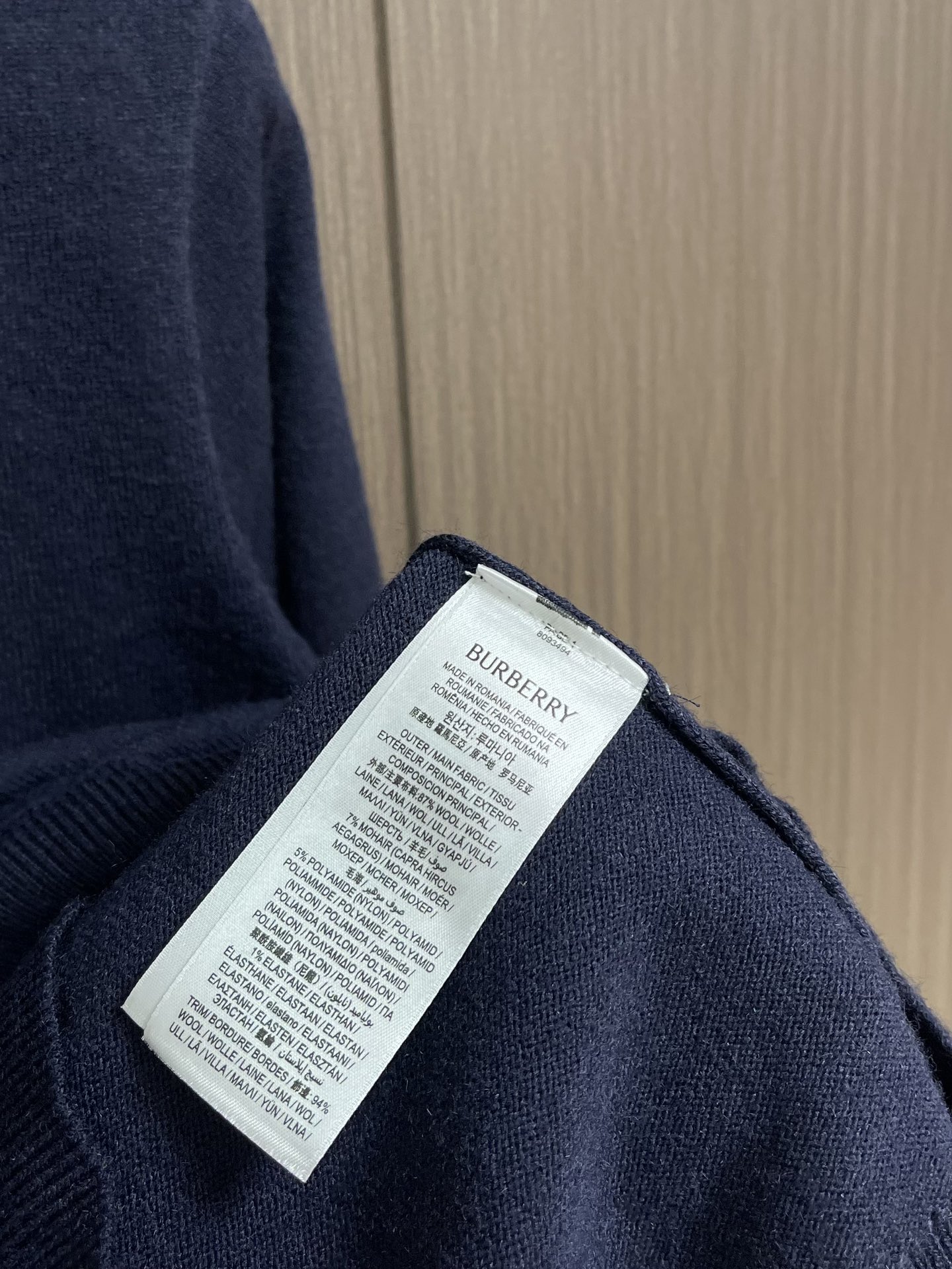 
Burberry 2025ss新款针织POLO外套，选用轻盈羊绒混纺平织面料打造，点缀同色系马术骑士徽