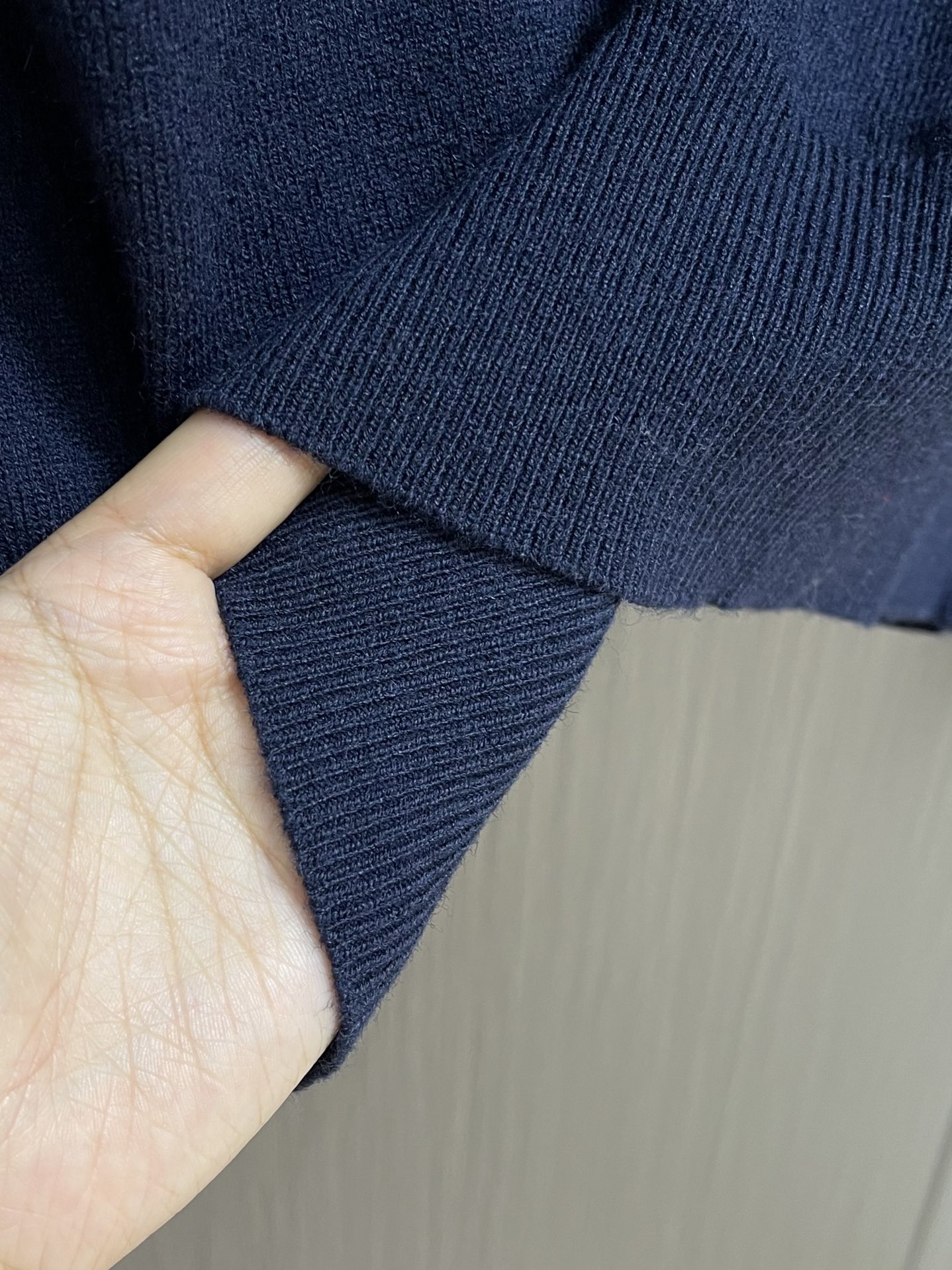 
Burberry 2025ss新款针织POLO外套，选用轻盈羊绒混纺平织面料打造，点缀同色系马术骑士徽