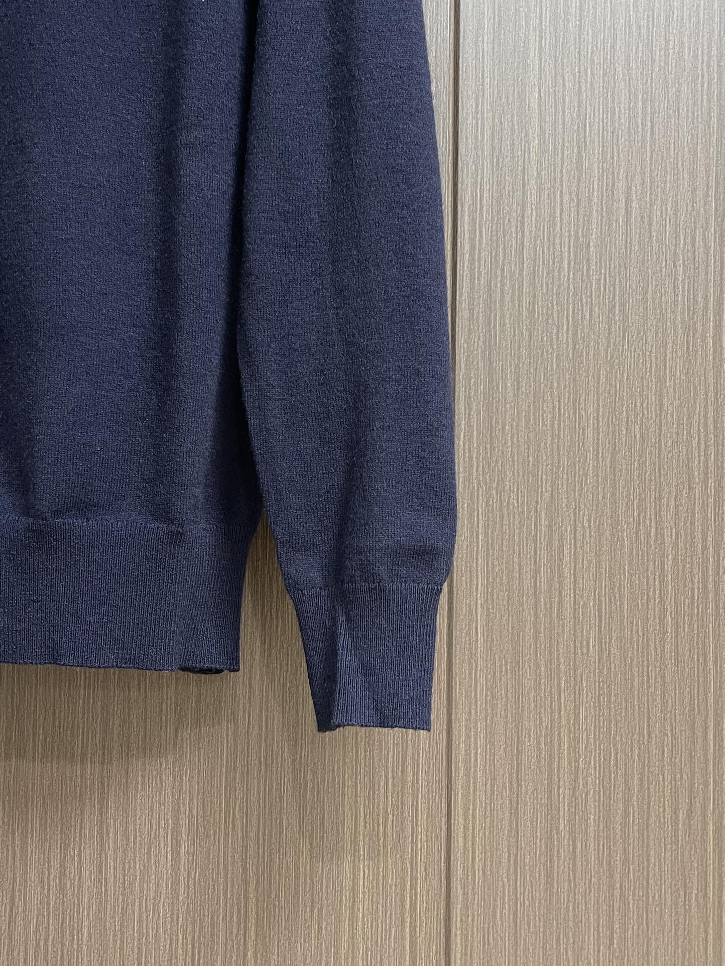 
Burberry 2025ss新款针织POLO外套，选用轻盈羊绒混纺平织面料打造，点缀同色系马术骑士徽