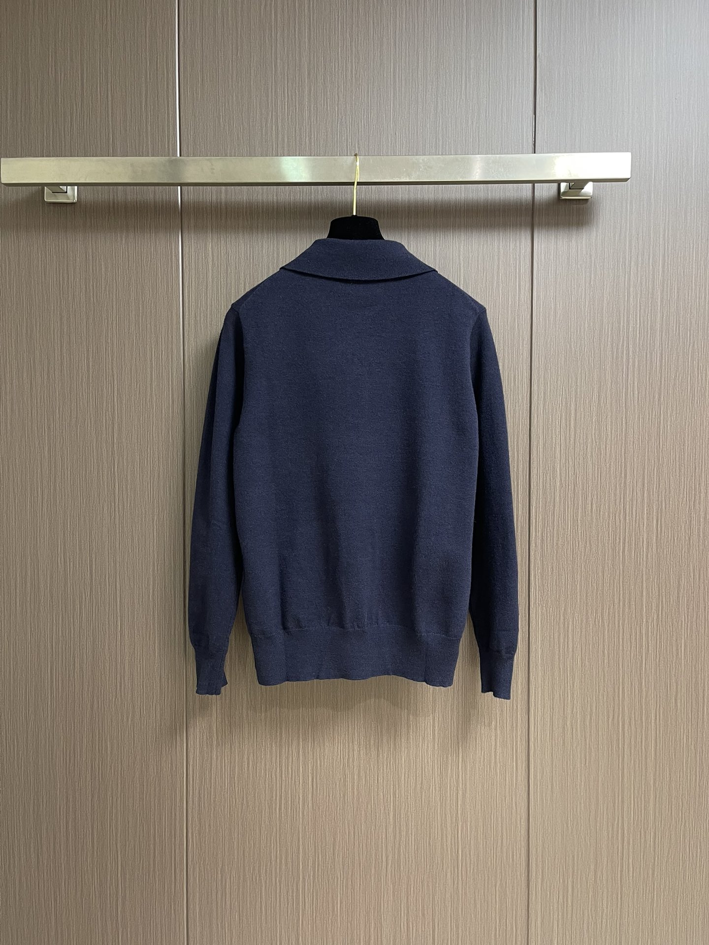 
Burberry 2025ss新款针织POLO外套，选用轻盈羊绒混纺平织面料打造，点缀同色系马术骑士徽