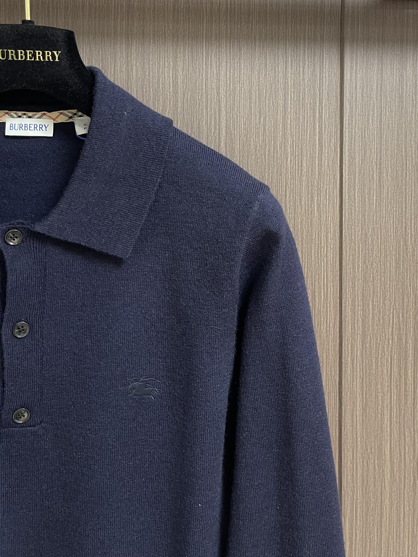 
Burberry 2025ss新款针织POLO外套，选用轻盈羊绒混纺平织面料打造，点缀同色系马术骑士徽