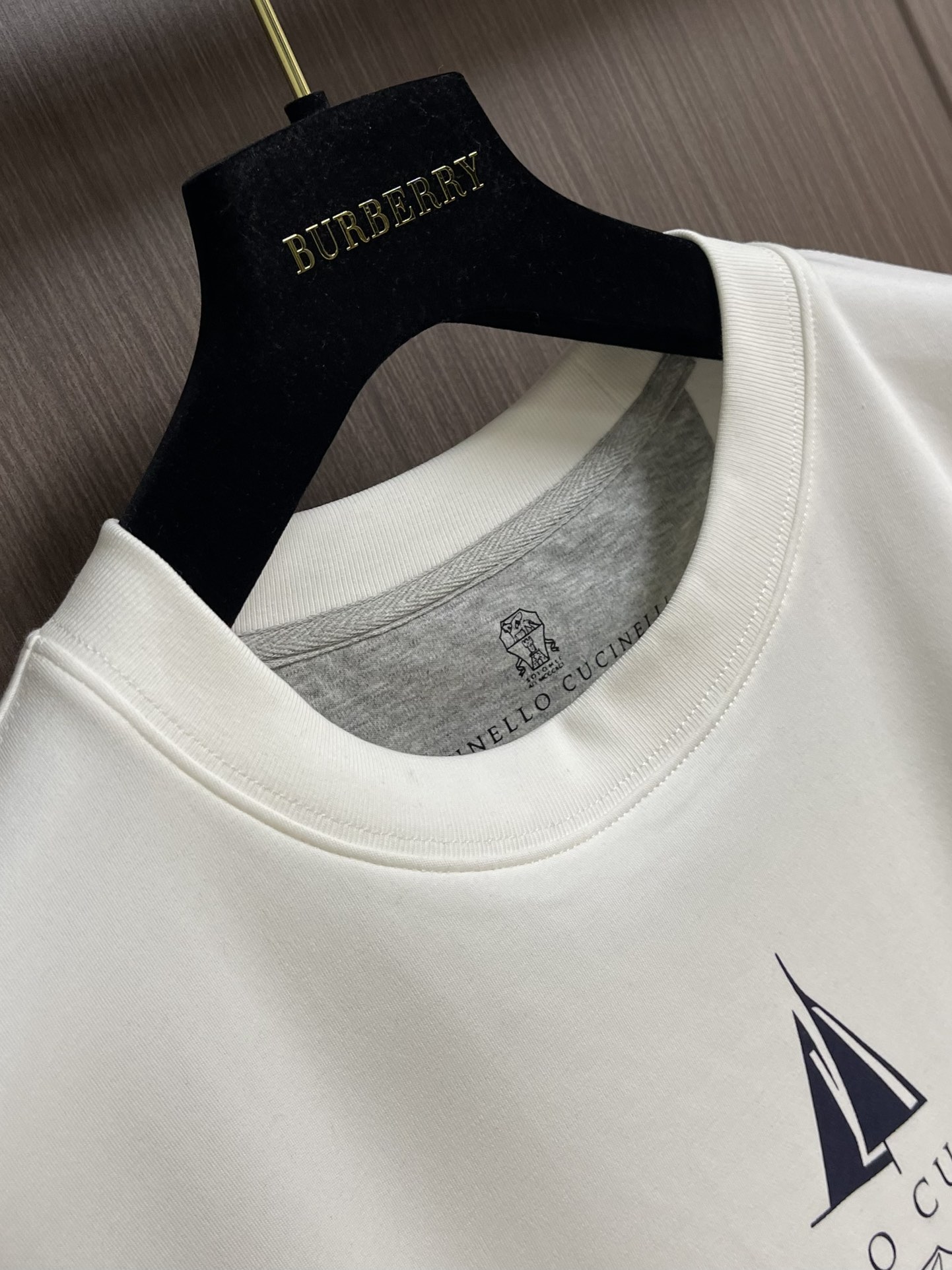 
Brunello Cucinelli布鲁内洛BC印花圆领长袖T恤，纯棉材质，贴身穿又透气又舒服，胸口的