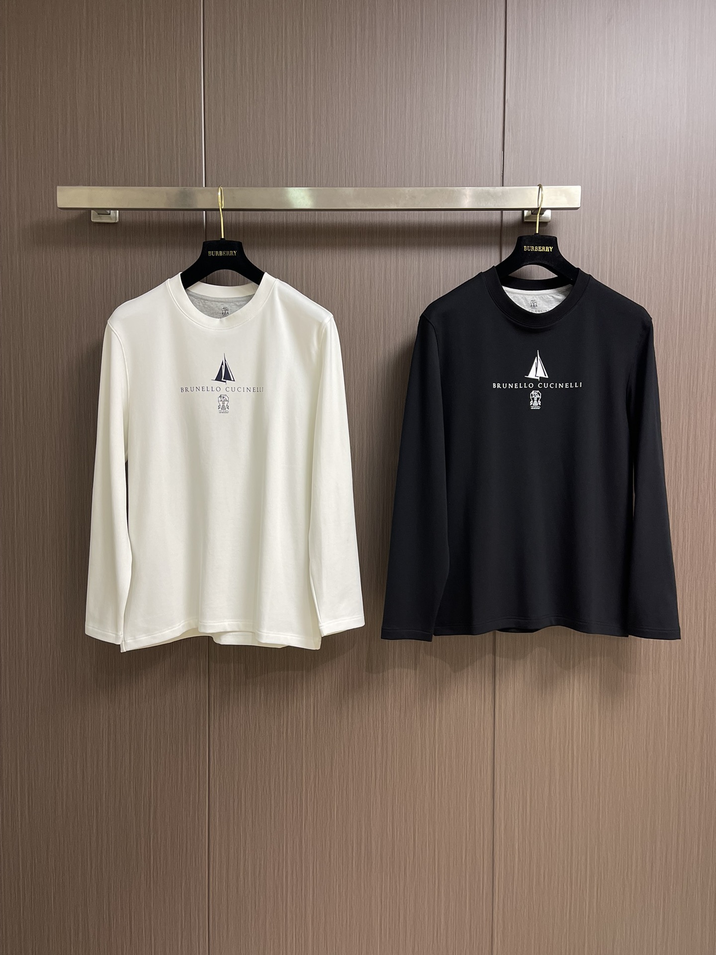 
Brunello Cucinelli布鲁内洛BC印花圆领长袖T恤，纯棉材质，贴身穿又透气又舒服，胸口的
