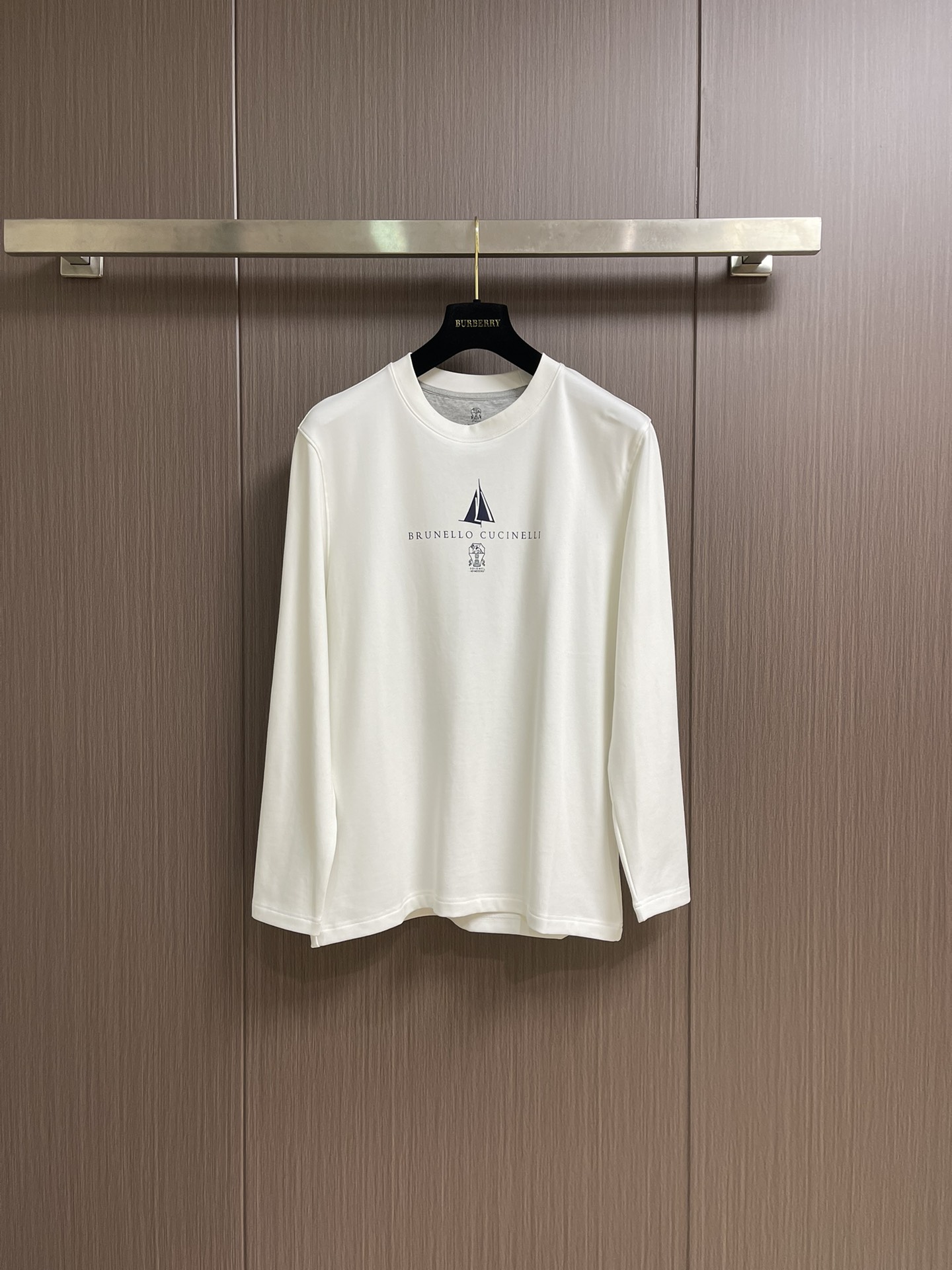 
Brunello Cucinelli布鲁内洛BC印花圆领长袖T恤，纯棉材质，贴身穿又透气又舒服，胸口的