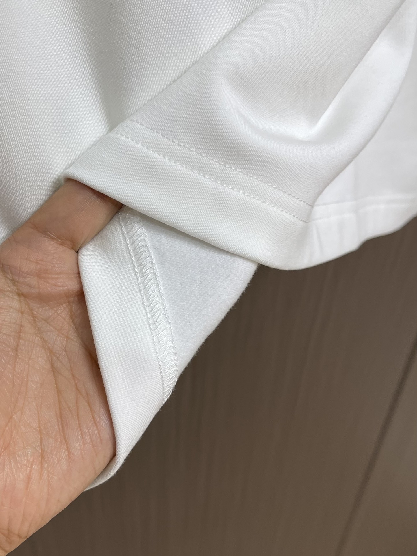 
Brunello Cucinelli布鲁内洛BC印花圆领长袖T恤，纯棉材质，贴身穿又透气又舒服，胸口的