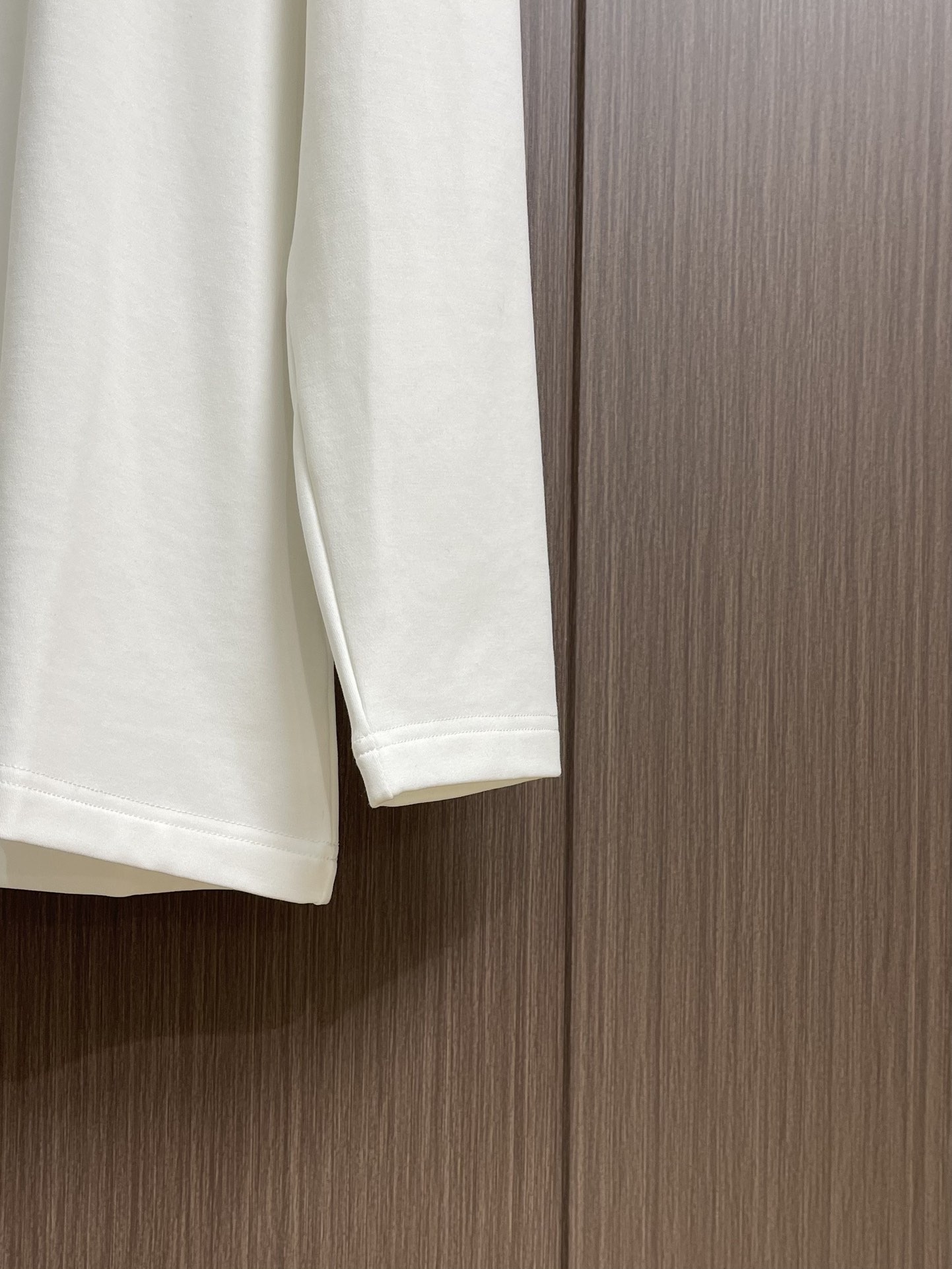 
Brunello Cucinelli布鲁内洛BC印花圆领长袖T恤，纯棉材质，贴身穿又透气又舒服，胸口的