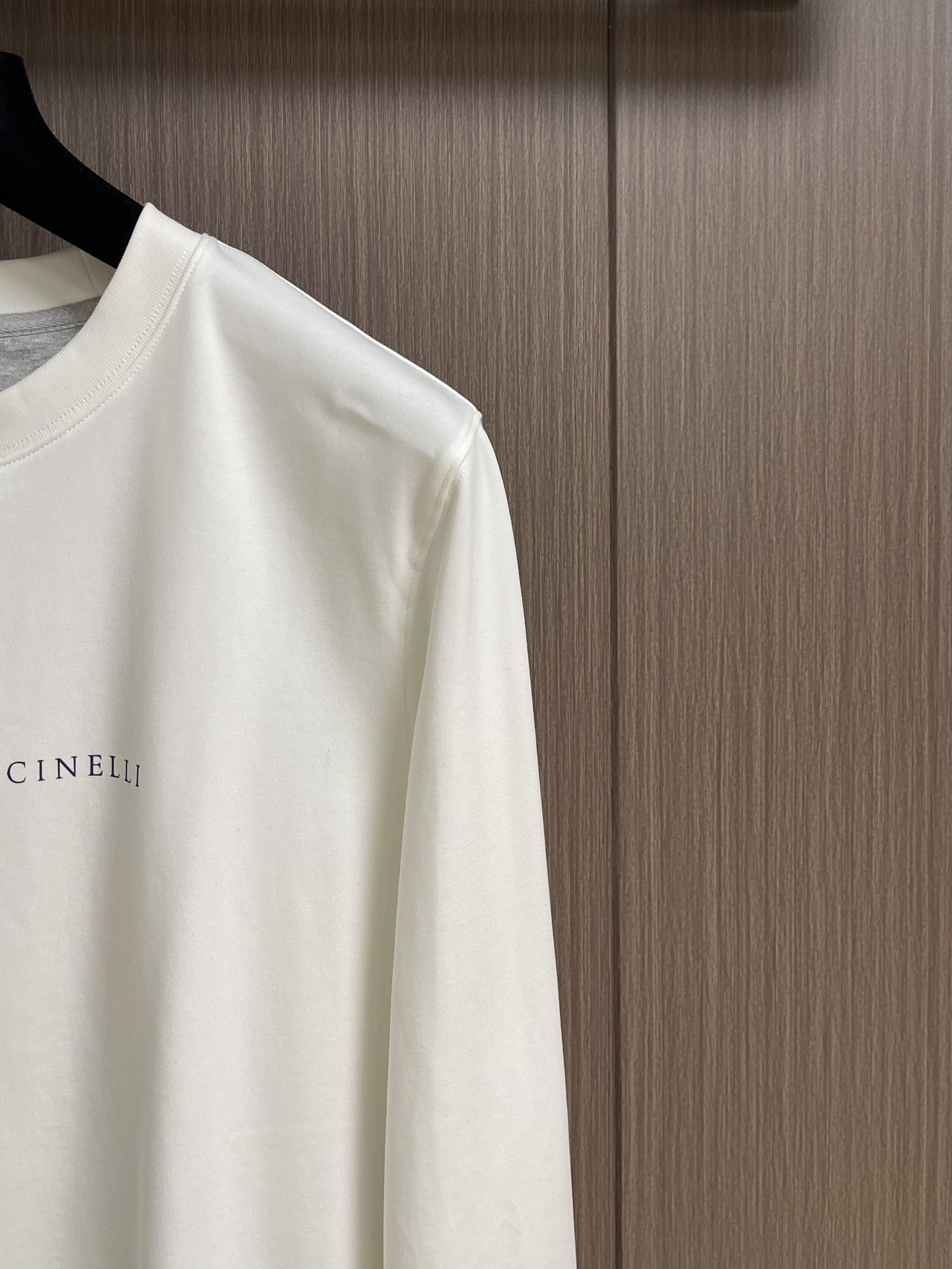 
Brunello Cucinelli布鲁内洛BC印花圆领长袖T恤，纯棉材质，贴身穿又透气又舒服，胸口的