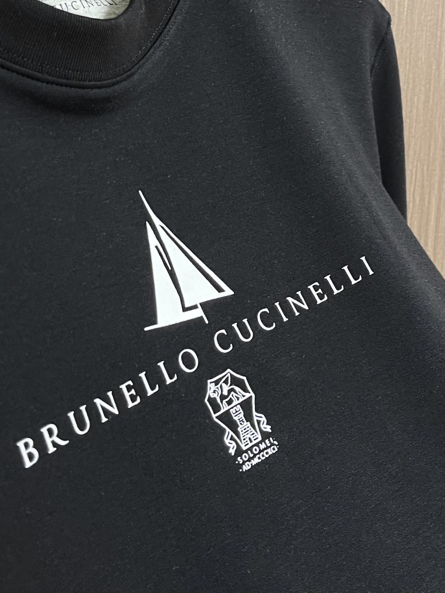 
Brunello Cucinelli布鲁内洛BC印花圆领长袖T恤，纯棉材质，贴身穿又透气又舒服，胸口的