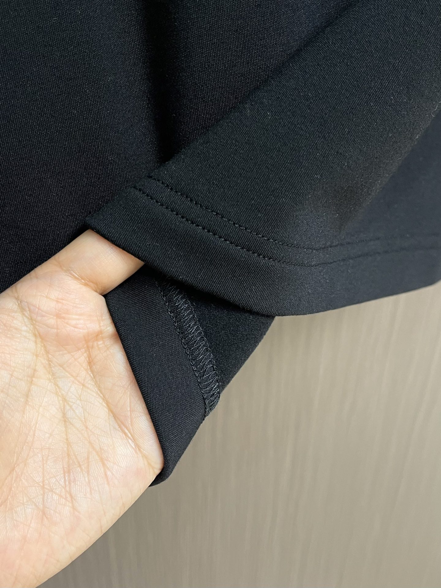 
Brunello Cucinelli布鲁内洛BC印花圆领长袖T恤，纯棉材质，贴身穿又透气又舒服，胸口的