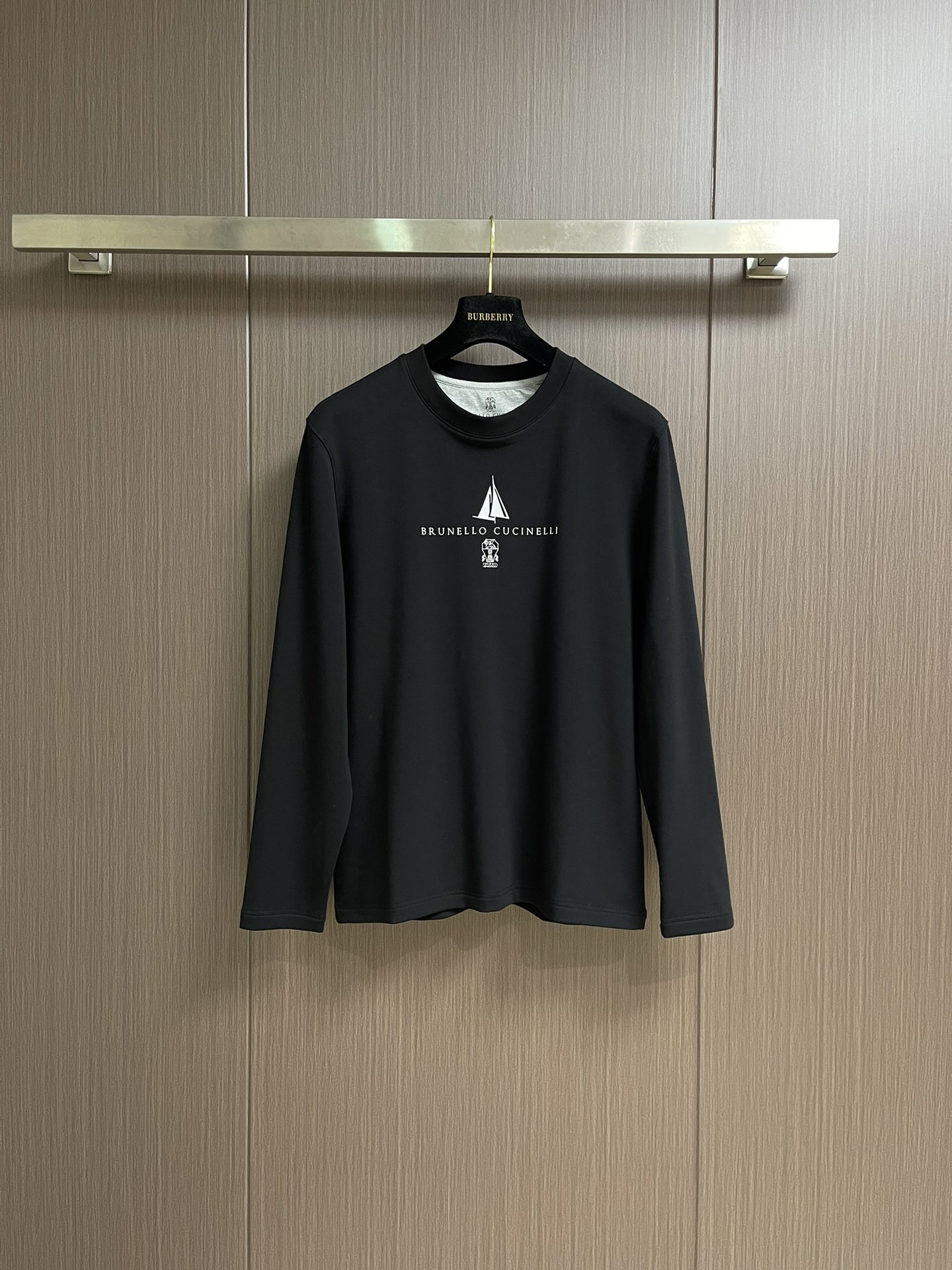 NO:518366,Brunello Cucinelli BC printed round neck long-sleeved T-shirt, pure cotton material, close-fitting, breathable and comfortable, sailing print on the chest!  The lines are neat and the patterns are clear, and they are matched with brand letters and badges, and the simplicity lies in the brand recognition!  The printing process is exquisite, with clean edges and three-dimensional texture. It is slightly raised when touched. It is not comparable to cheap offset printing. It can withstand daily grinding and will never fall off no matter how you wear it!  The round neck fits the neck lines, the body is neat and not dragged, the looseness is just right, and one piece of clothing revitalizes the entire wardrobe. Size M-3XL, brunello cucinelli,tees, t-shirt, alexander wang19860909Brunello Cucinelli布鲁内洛BC印花圆领长袖T恤,纯棉材质,贴身穿又透气又舒服,胸口的帆船印花！线条利落、图案清晰,和品牌字母、徽章搭配,简约中藏着品牌辨识度！印花工艺精湛,边缘干净、质感立体,摸上去微微凸起,不是廉价胶印能比,经得住日常磋磨,怎么穿都不掉档！圆领贴合颈部线条,衣身剪裁利落不拖沓,宽松度恰到好处,一件衣服盘活整个衣橱.尺码M-3XL,,brunello cucinelli,tees，t-shirt,alexander wang,Men's clothing