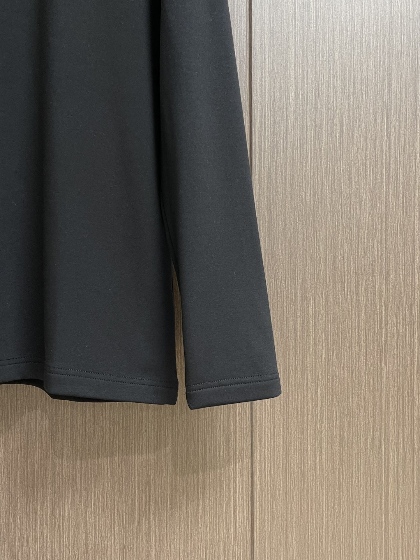 
Brunello Cucinelli布鲁内洛BC印花圆领长袖T恤，纯棉材质，贴身穿又透气又舒服，胸口的