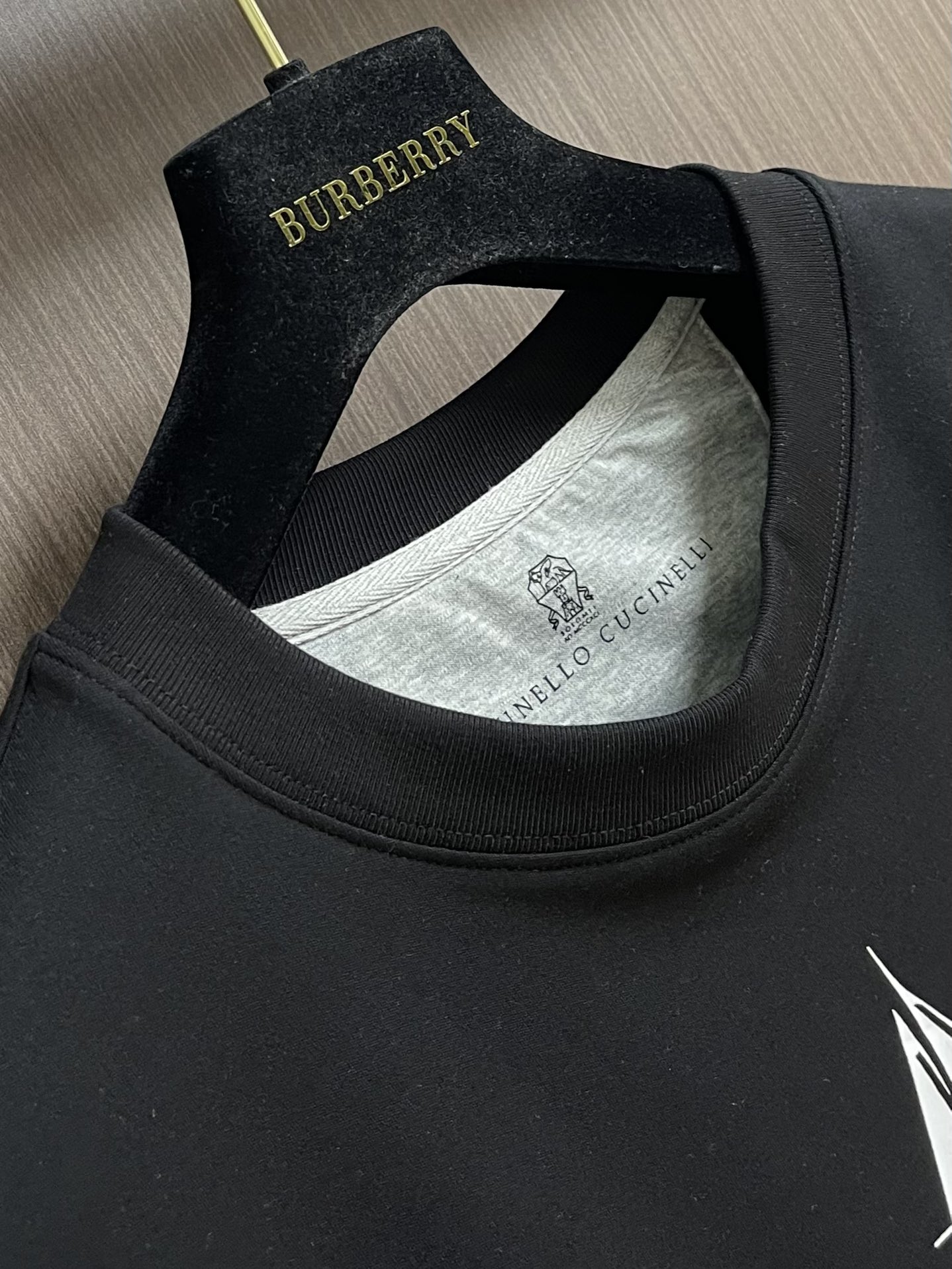 
Brunello Cucinelli布鲁内洛BC印花圆领长袖T恤，纯棉材质，贴身穿又透气又舒服，胸口的