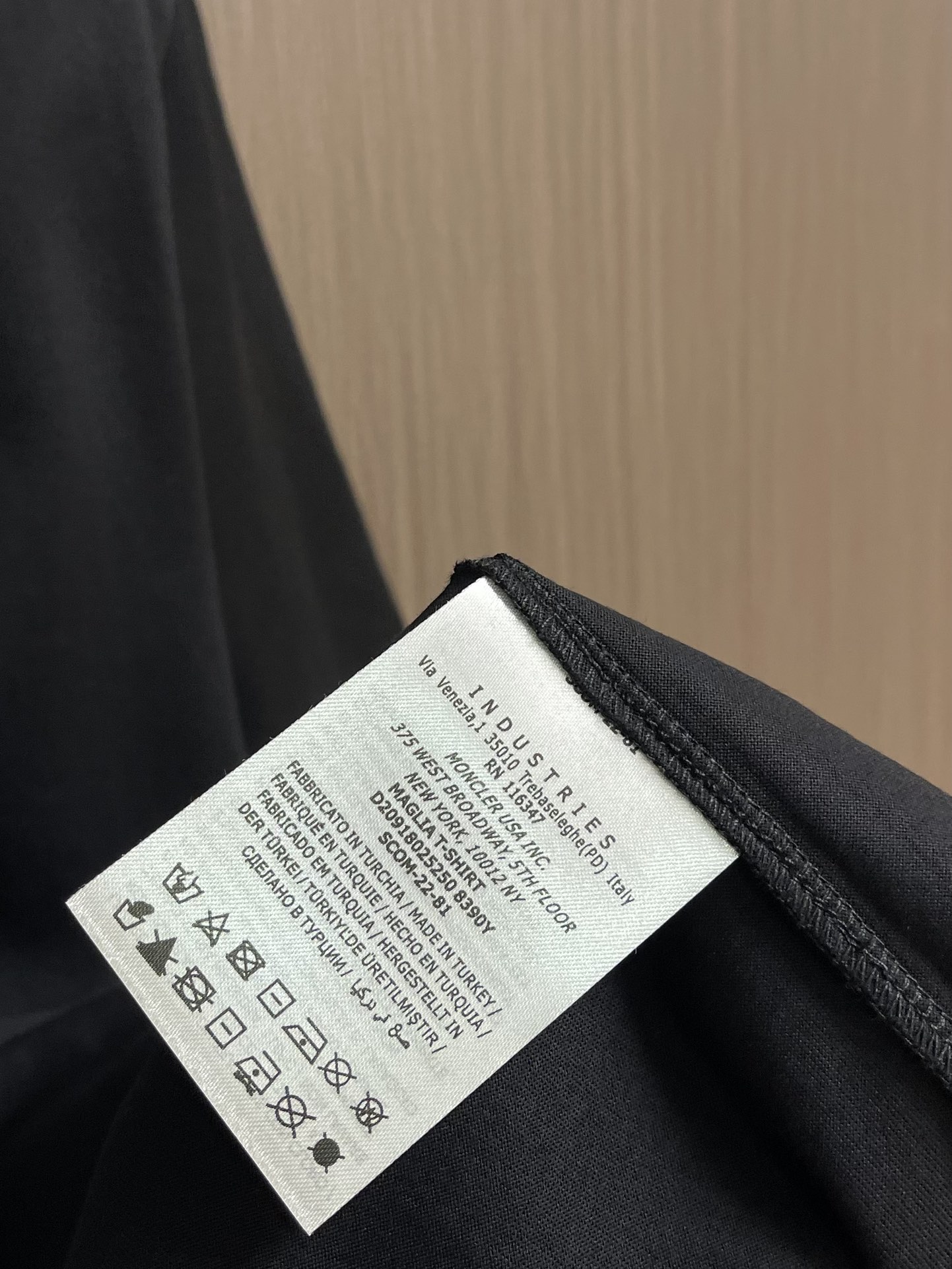 
Moncler 卡通印花短袖T恤，纯棉双纱面料，对色定染面料，超精细平网印花工艺，潮流感十足，采用细致
