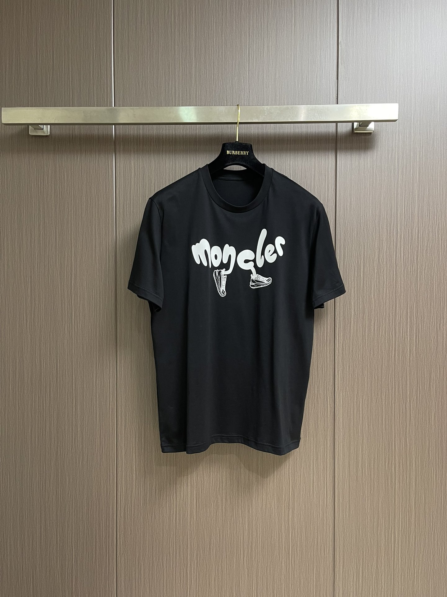 
Moncler 卡通印花短袖T恤，纯棉双纱面料，对色定染面料，超精细平网印花工艺，潮流感十足，采用细致