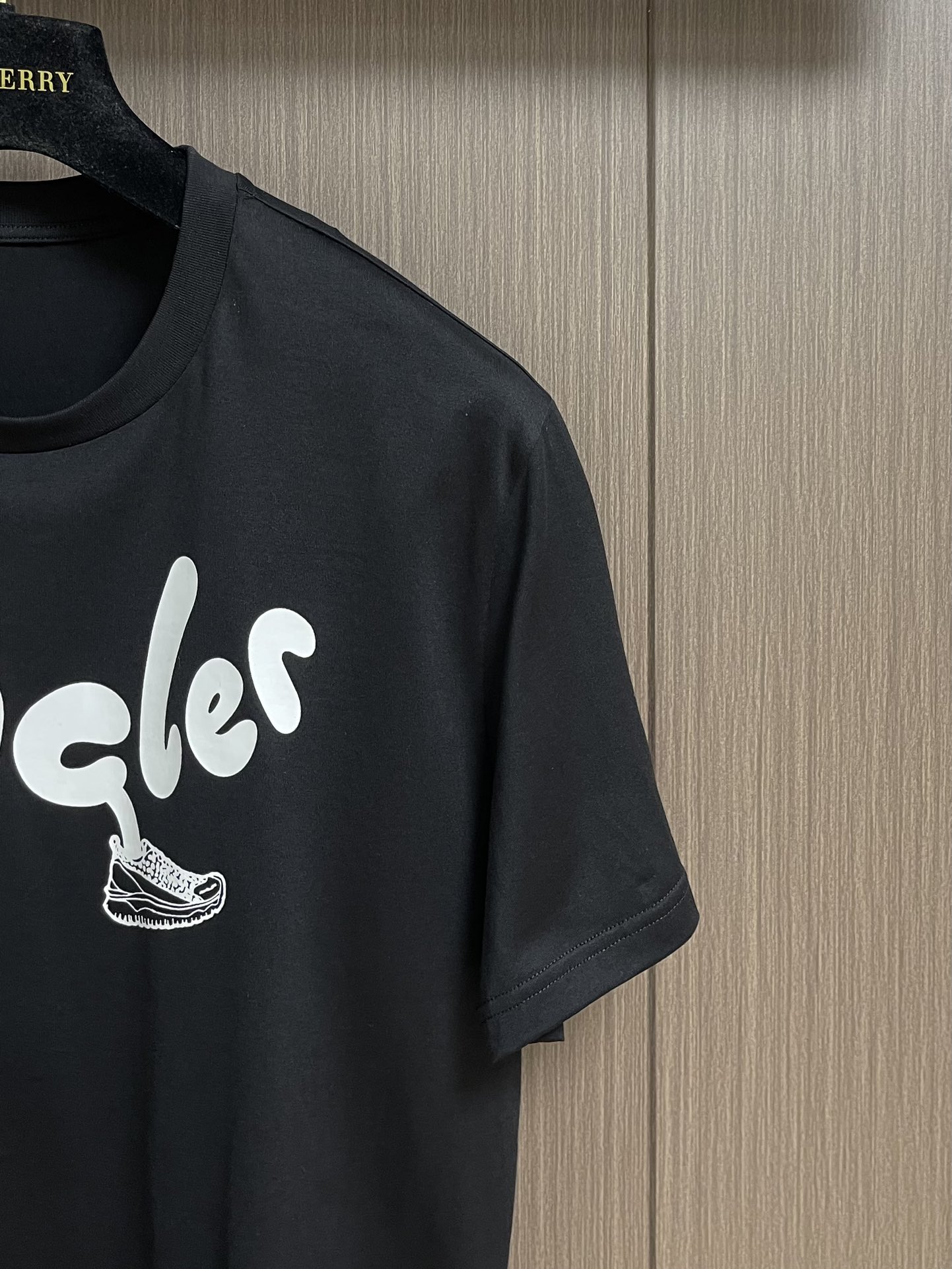 
Moncler 卡通印花短袖T恤，纯棉双纱面料，对色定染面料，超精细平网印花工艺，潮流感十足，采用细致