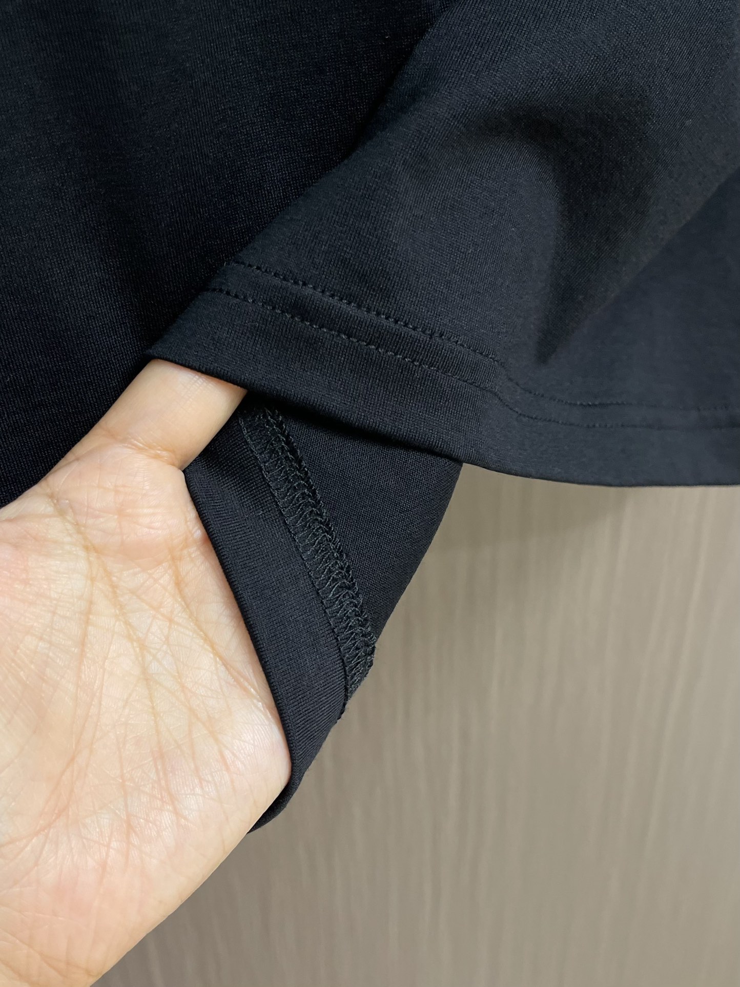 
Moncler 卡通印花短袖T恤，纯棉双纱面料，对色定染面料，超精细平网印花工艺，潮流感十足，采用细致