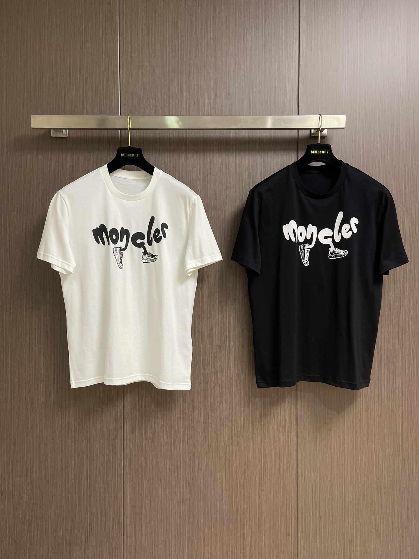 
Moncler 卡通印花短袖T恤，纯棉双纱面料，对色定染面料，超精细平网印花工艺，潮流感十足，采用细致