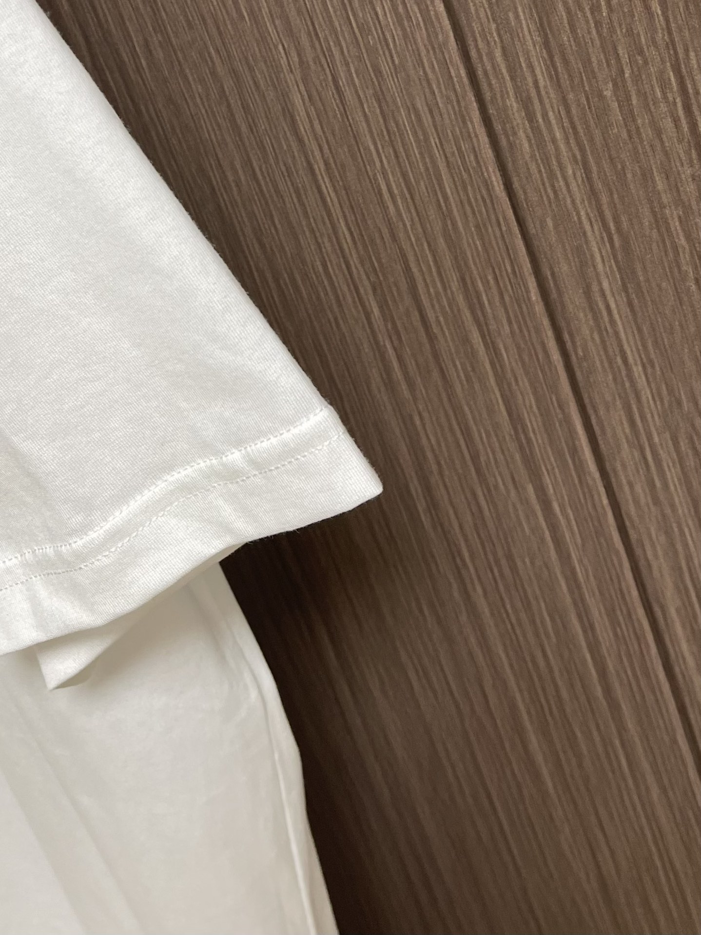 
Moncler 卡通印花短袖T恤，纯棉双纱面料，对色定染面料，超精细平网印花工艺，潮流感十足，采用细致