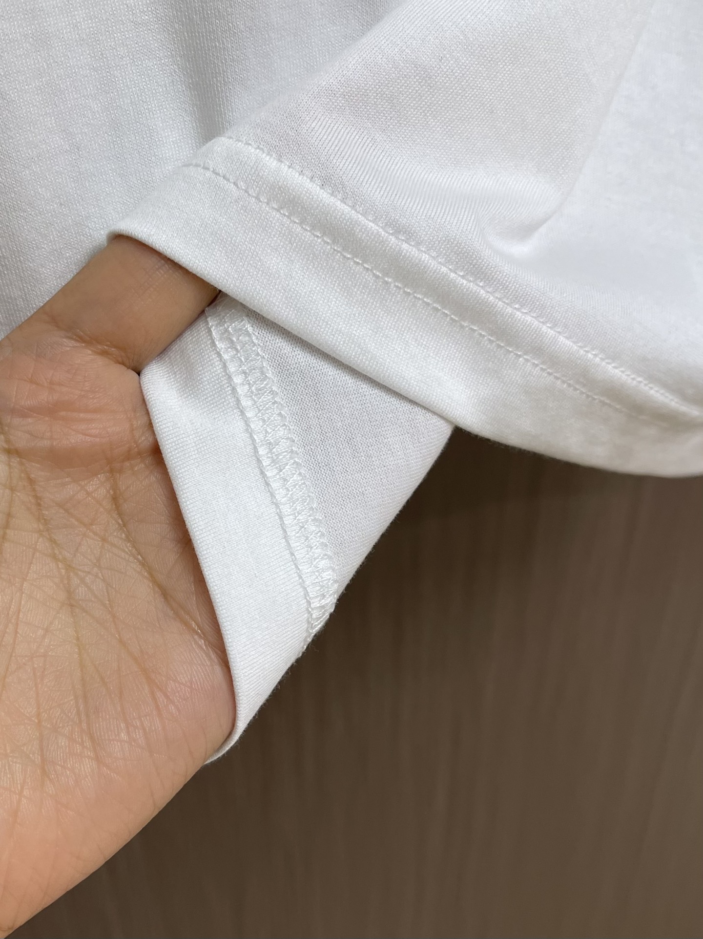 
Moncler 卡通印花短袖T恤，纯棉双纱面料，对色定染面料，超精细平网印花工艺，潮流感十足，采用细致