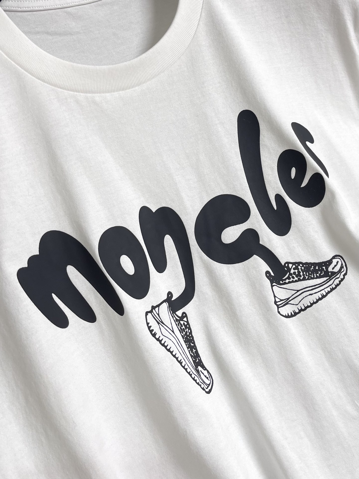 
Moncler 卡通印花短袖T恤，纯棉双纱面料，对色定染面料，超精细平网印花工艺，潮流感十足，采用细致