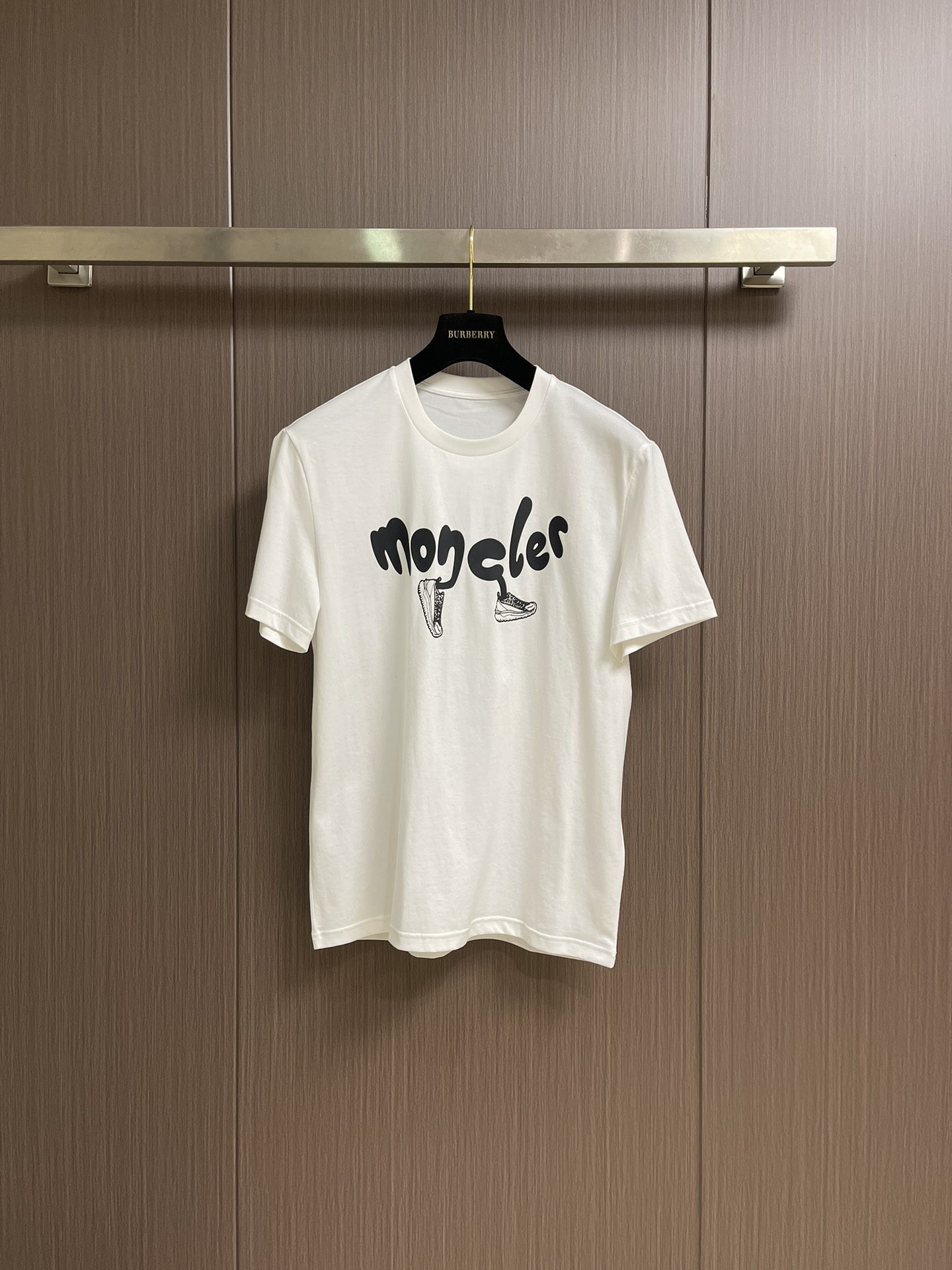 NO:518369,Moncler cartoon printed short-sleeved T-shirt, pure cotton double yarn fabric, color-dyeing fabric, ultra-fine flat screen printing technology, full of trend, fine yarn material is made of mesh board, fixed-dyeing pure cotton fabric, the upper body effect is loose and casual. Size S-XXL S S shoulder width 43cm bust 100cm 66cm M S shoulder width 45cm bust 105cm 67cm L S shoulder width 46cm bust 110cm 69cm XL S shoulder width 48cm bust 115cm 70cm XXL S shoulder width 49cm bust 120cm 72cm, T-shirt,tees,t-shirt,alexander wang19860909Moncler 卡通印花短袖T恤,纯棉双纱面料,对色定染面料,超精细平网印花工艺,潮流感十足,采用细致纱网材质做网板,定染纯棉面料,上身效果宽松休闲.尺码S-XXL S码肩宽43cm胸围100cm 衣长66cm M码肩宽45cm 胸围105cm衣长67cm L码肩宽46cm胸围110cm 衣长69cm XL码肩宽48cm 胸围115cm 衣长70cm XXL码肩宽49cm 胸围120cm 衣长72cm,,T-shirt,tees，t-shirt,alexander wang,Men's clothing