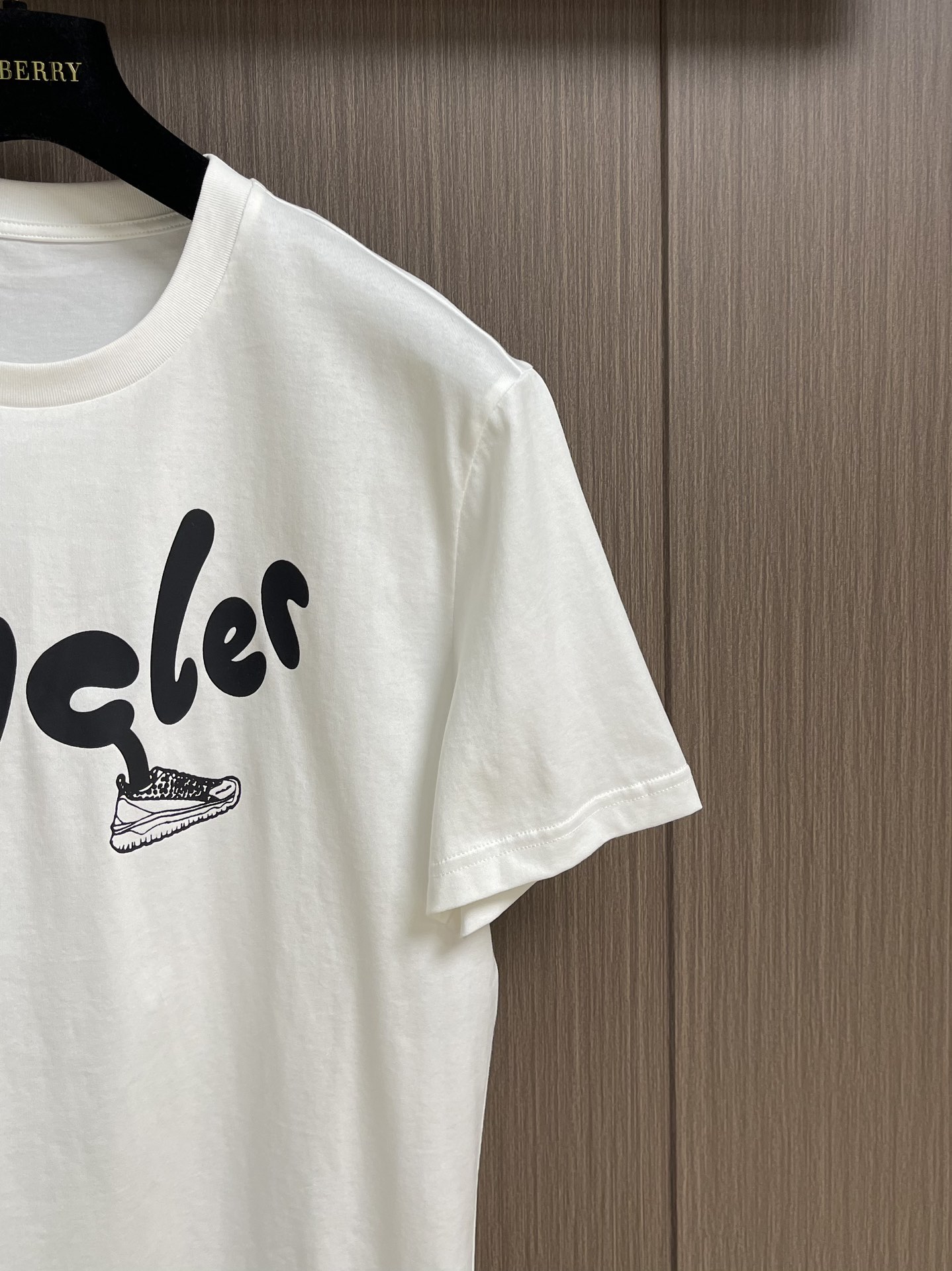 
Moncler 卡通印花短袖T恤，纯棉双纱面料，对色定染面料，超精细平网印花工艺，潮流感十足，采用细致