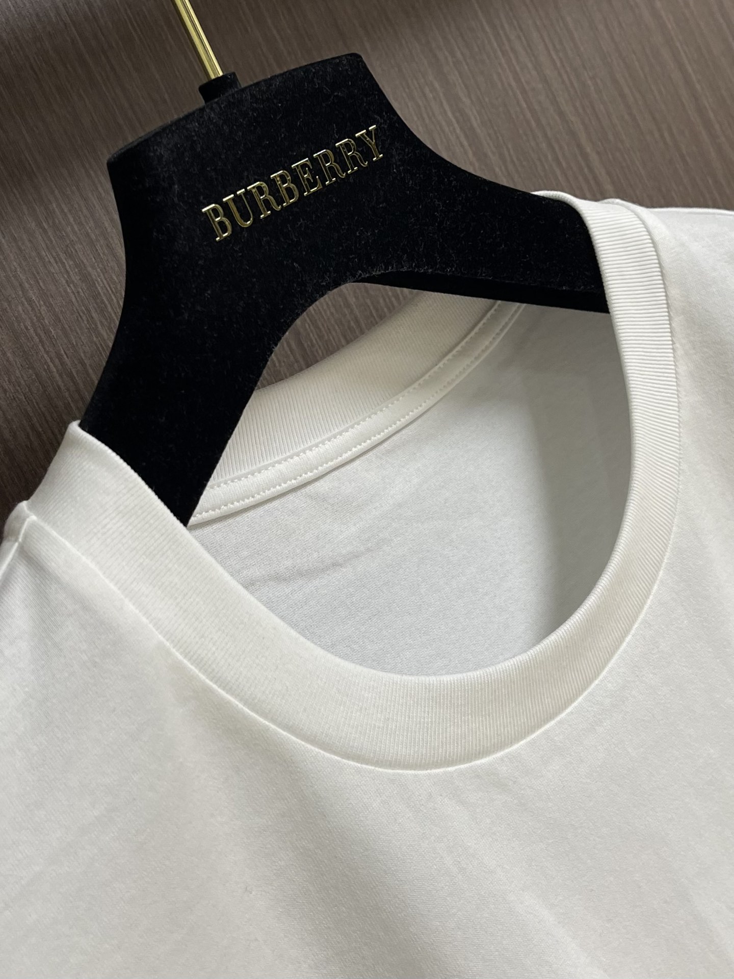 
Moncler 卡通印花短袖T恤，纯棉双纱面料，对色定染面料，超精细平网印花工艺，潮流感十足，采用细致