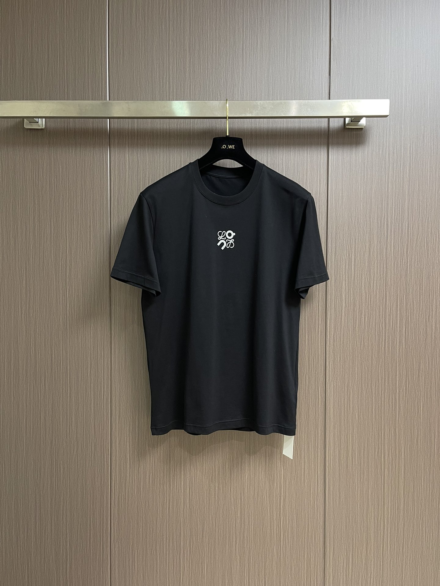 
Loewe X On昂跑联名印花短袖T恤，采用280g重磅平纹面料，这款以其卓越的质感和耐用性，成为你