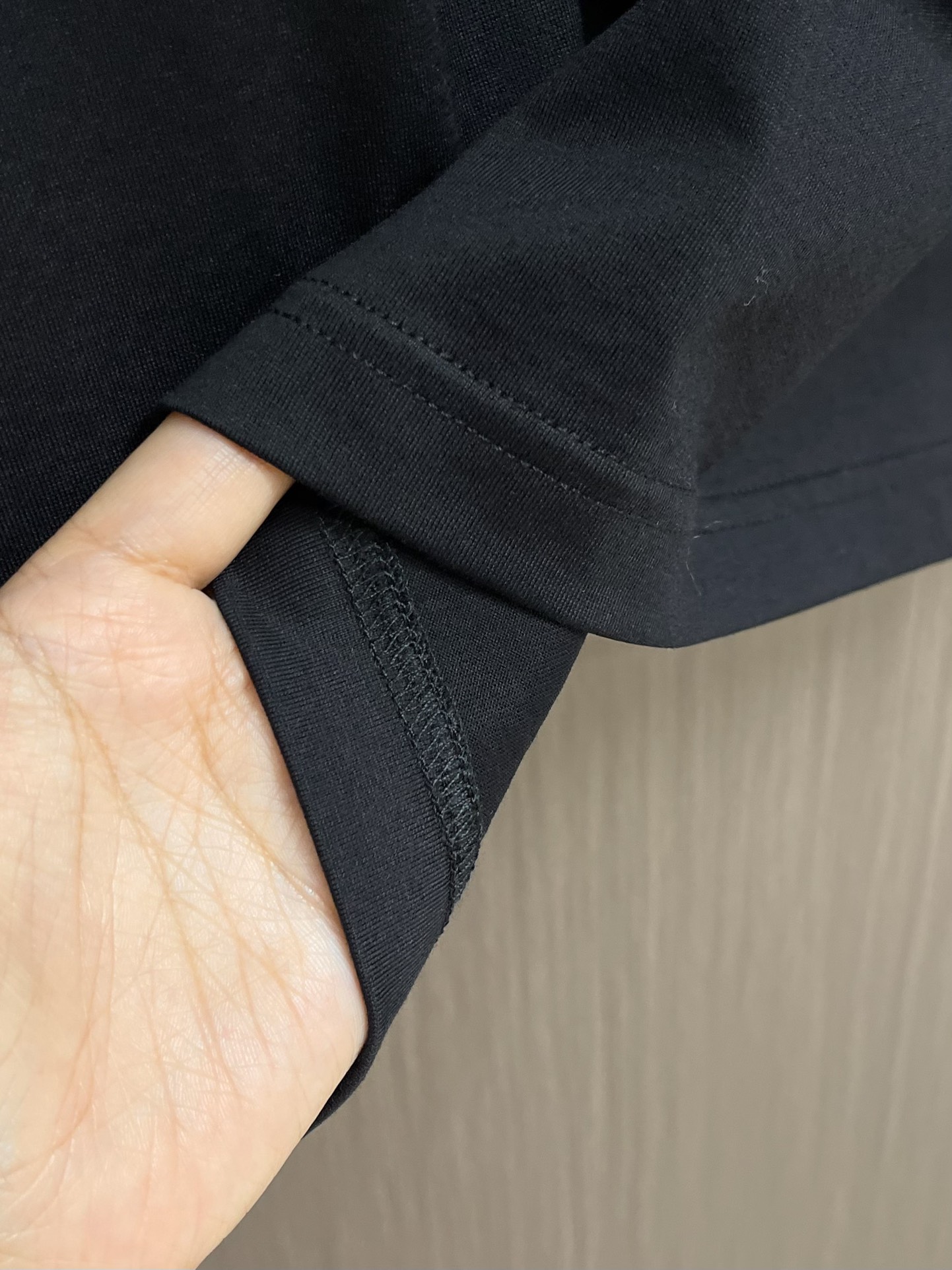 
Loewe X On昂跑联名印花短袖T恤，采用280g重磅平纹面料，这款以其卓越的质感和耐用性，成为你