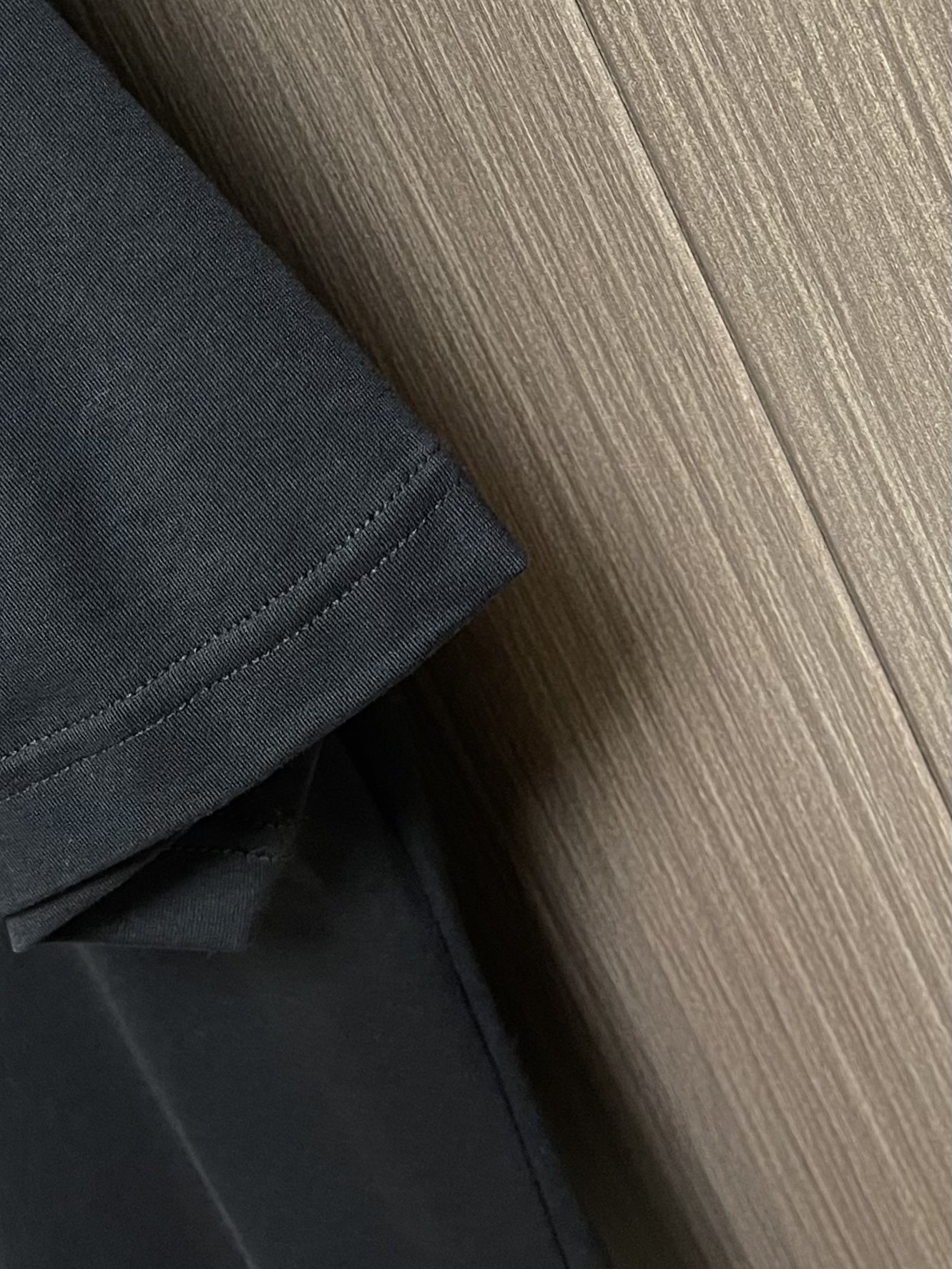 
Loewe X On昂跑联名印花短袖T恤，采用280g重磅平纹面料，这款以其卓越的质感和耐用性，成为你